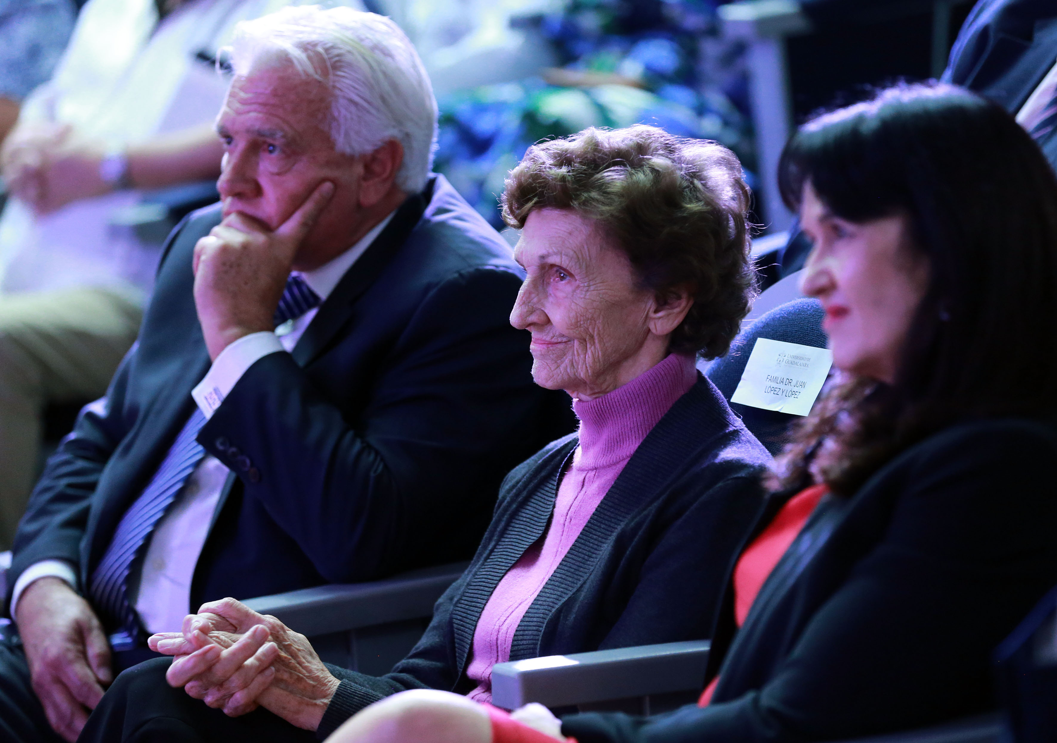 Fotografía de la esposa y dos hijos del homenajeados, en sus butacas en el Auditorio