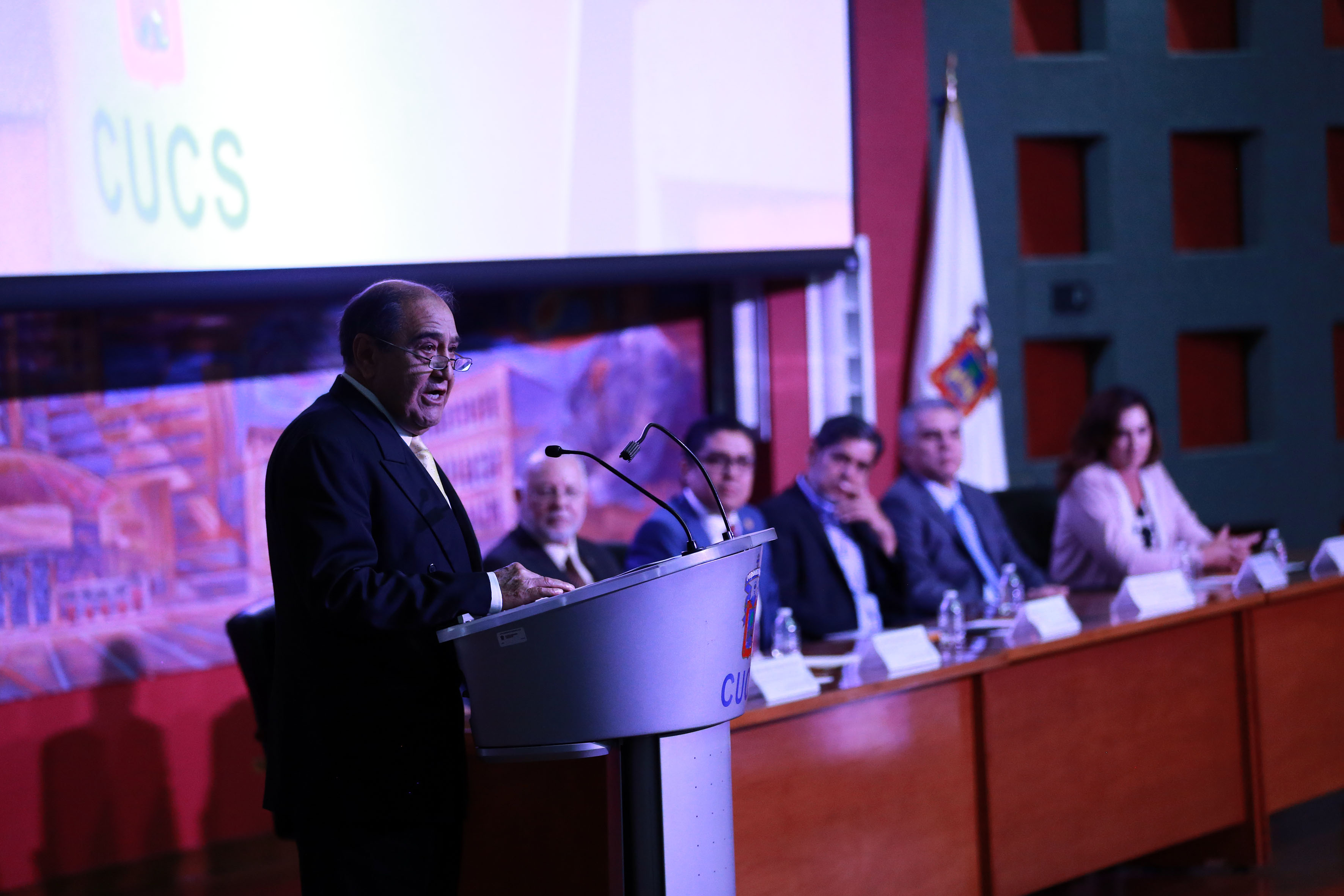 Dr.José Humberto Muñoz López, representante de los galardonados al micrófono en el pódium