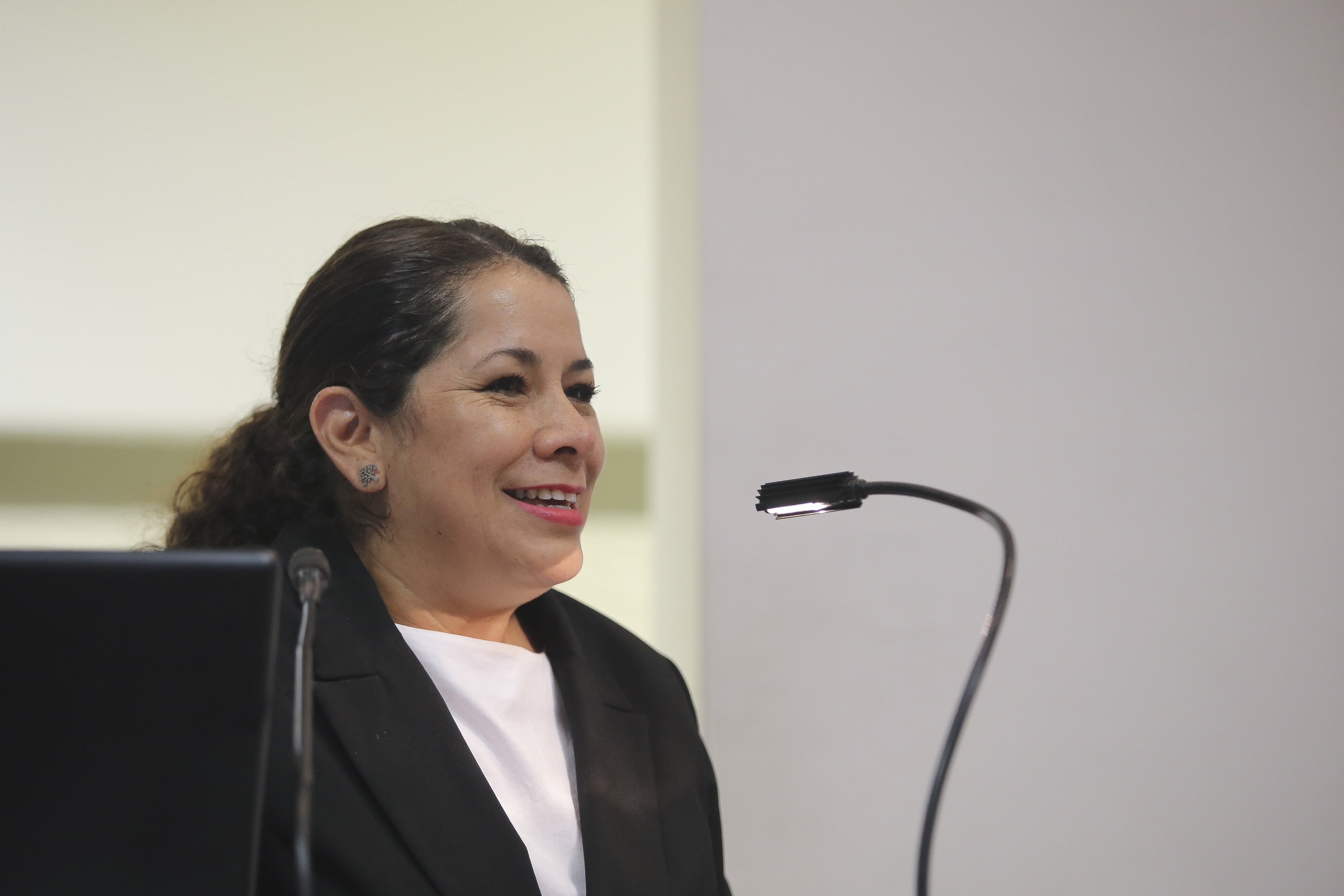 Licenciada Alma Patricia Gallardo Hidalgo ofreciendo discurso