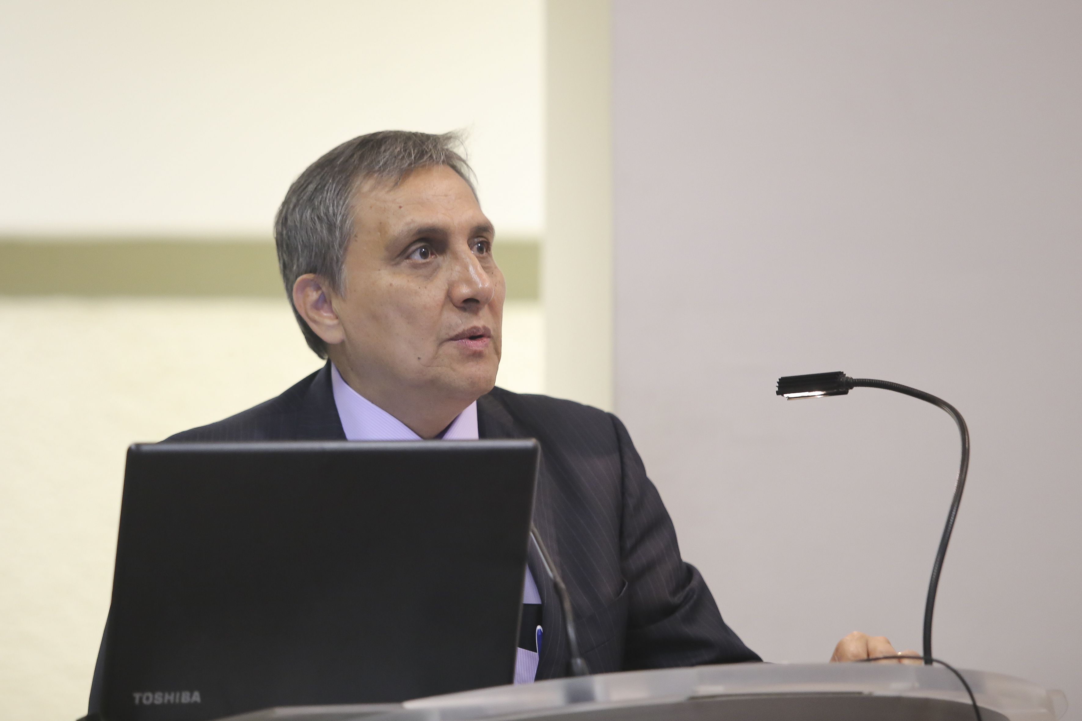 Dr. Guillermo Aréchiga Ornelas ofreciendo discurso