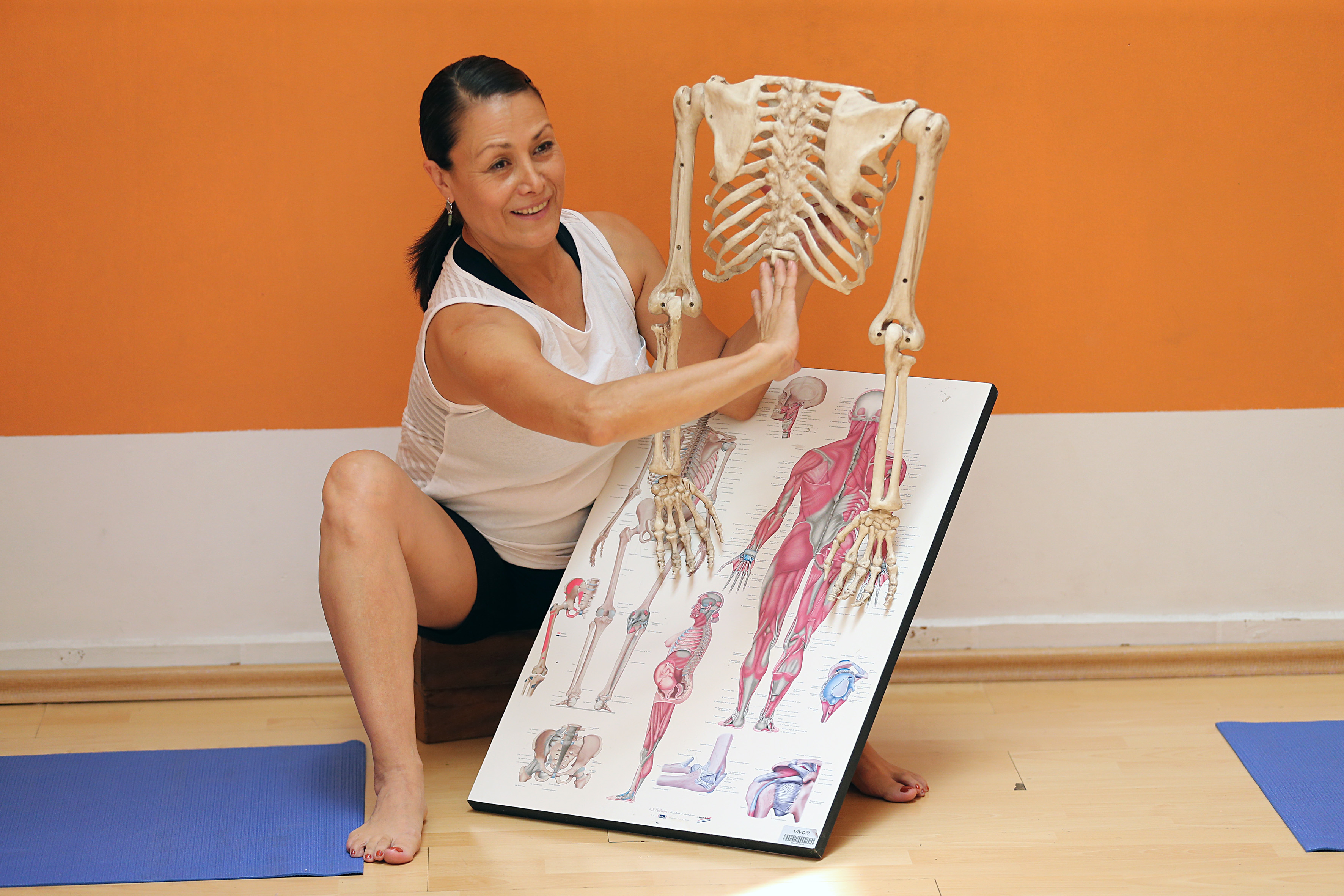 Maestra enseñando anatomía para yoga