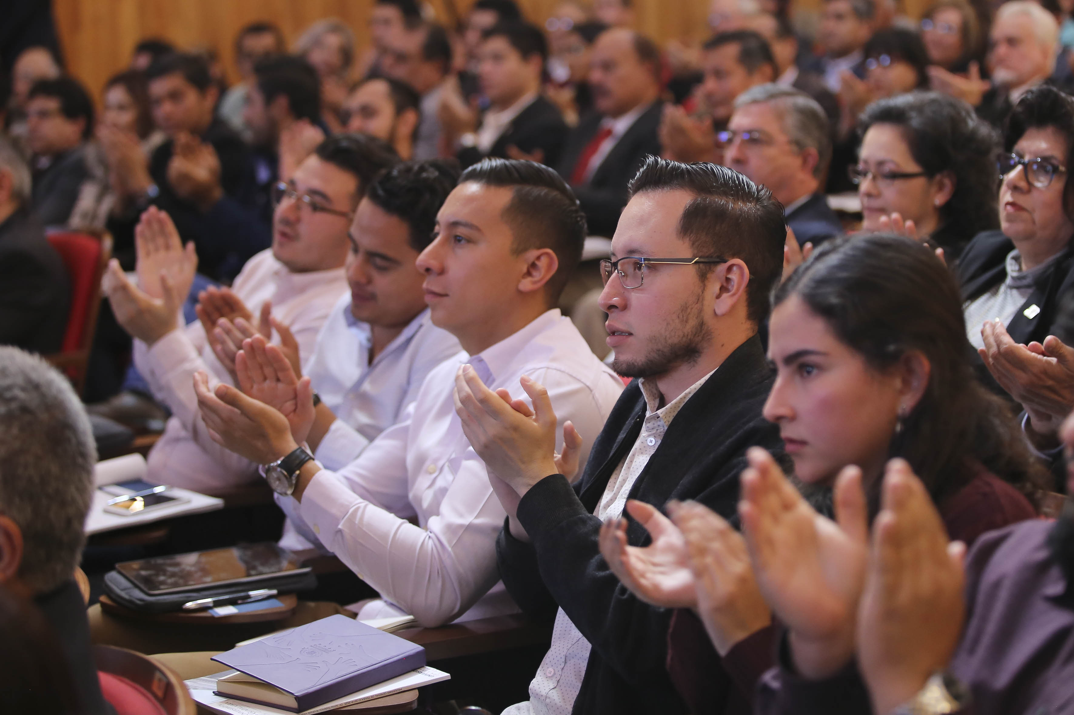 Consejeros aplaudiendo al término de la presentación del plan de trabajo del Dr. Jaime Andrade