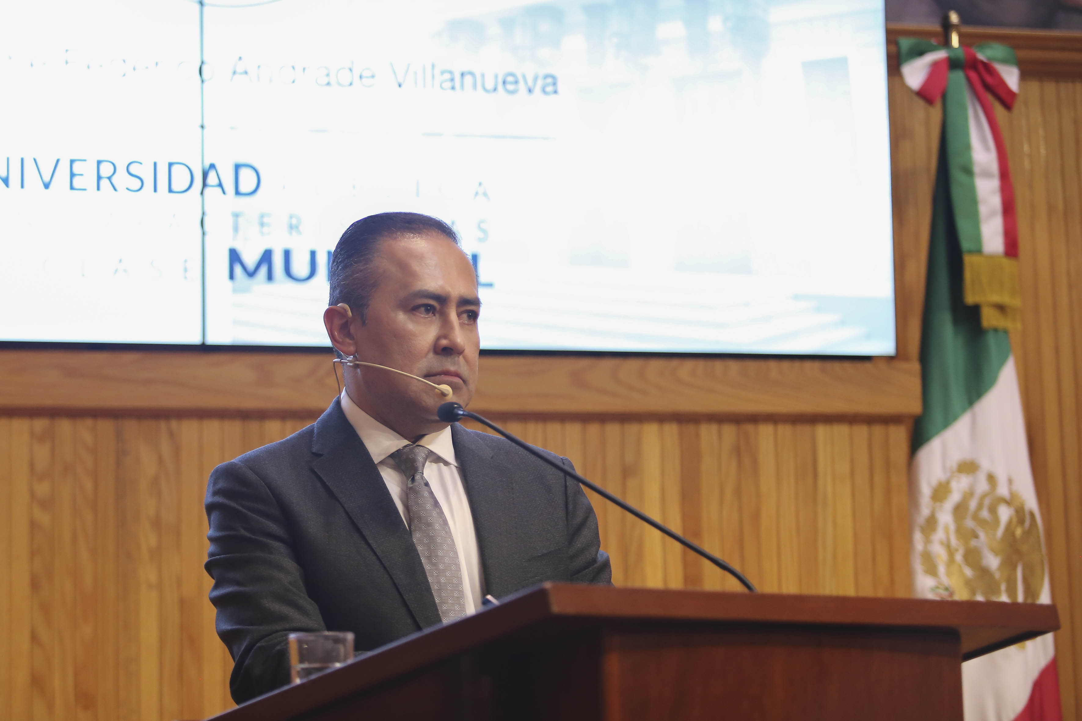 Dr. Jaime Andrade en el pódium escuchando una pregunta de los consejeros