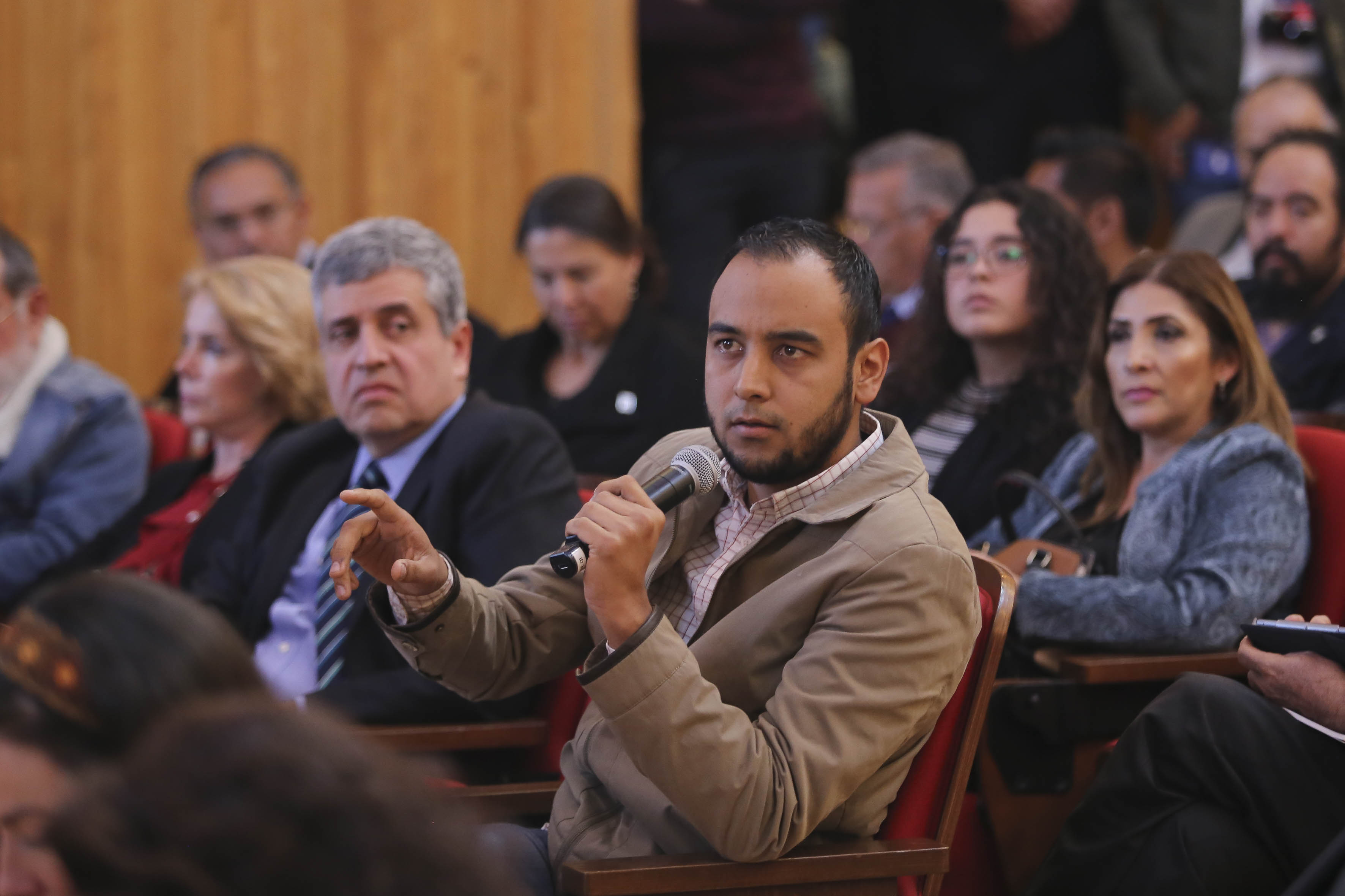 Consejero Jesús Medina haciendo una pregunta al Dr. Jaime Andrade