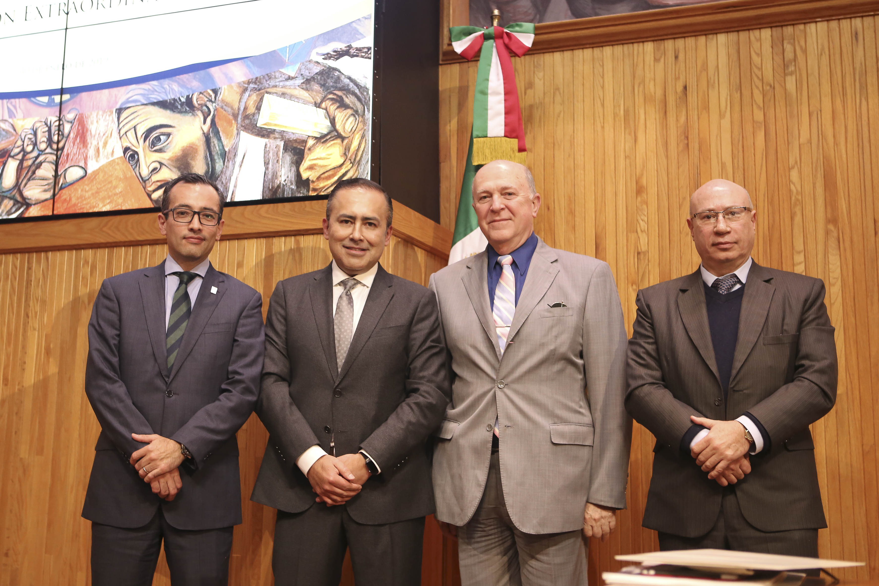 Foto grupal: Dr. Jaime Andrade con el rector General, el Vicerrector y el Secretario General Administrativo de la UdeG