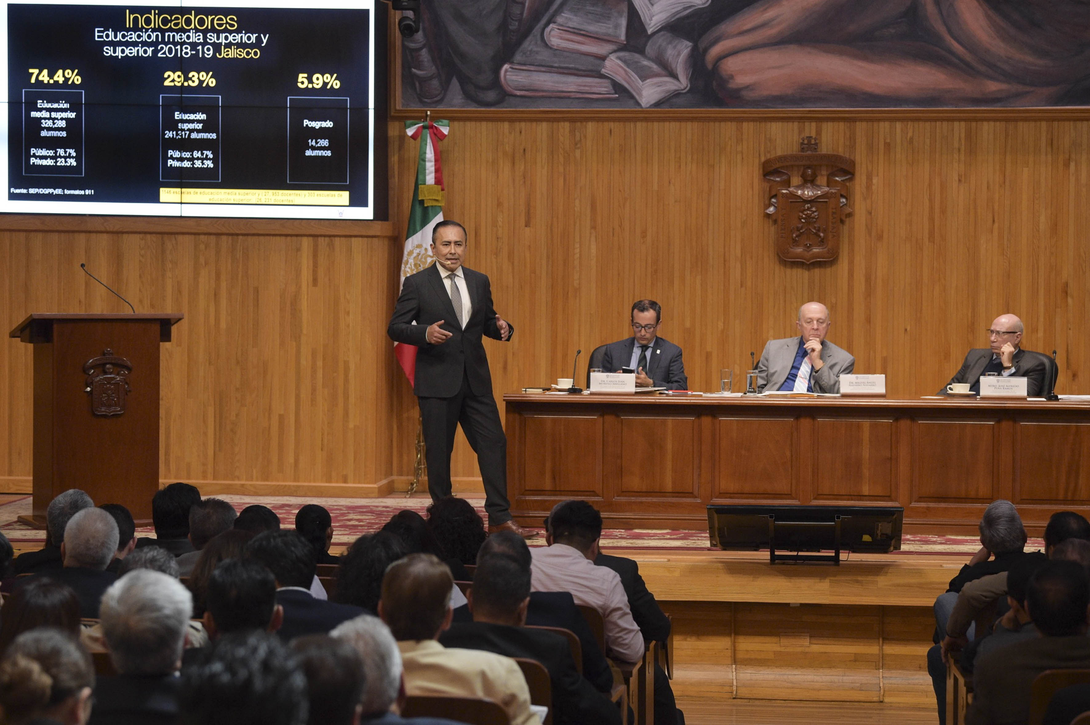 Dr. Jaime Andrade presentando su plan de trabajo, atrás los miembros del presídium