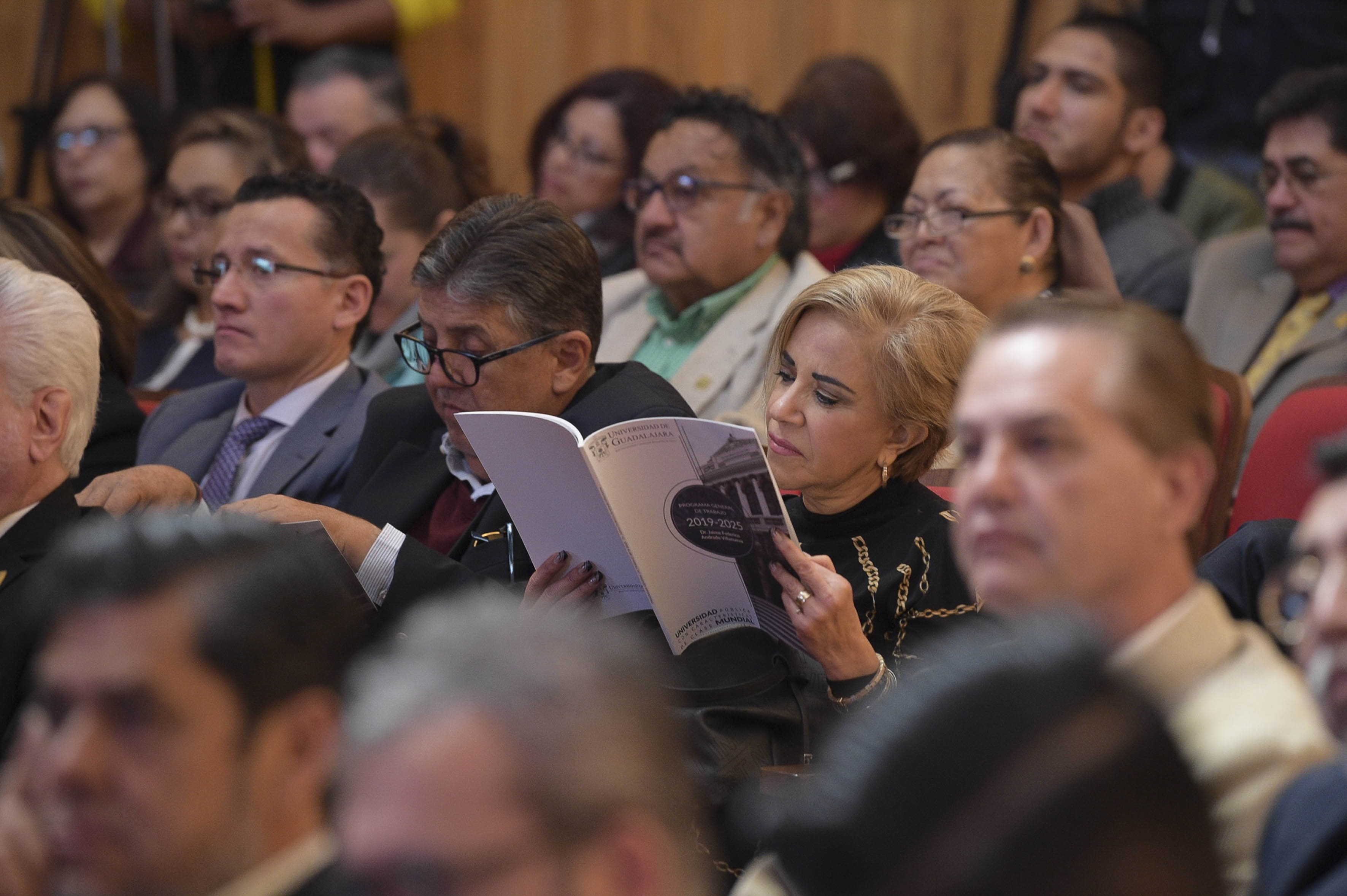 Consejera universitaria leyendo el documento del Plan de Trabajo 2019-2025 del Dr. Jaime Andrade