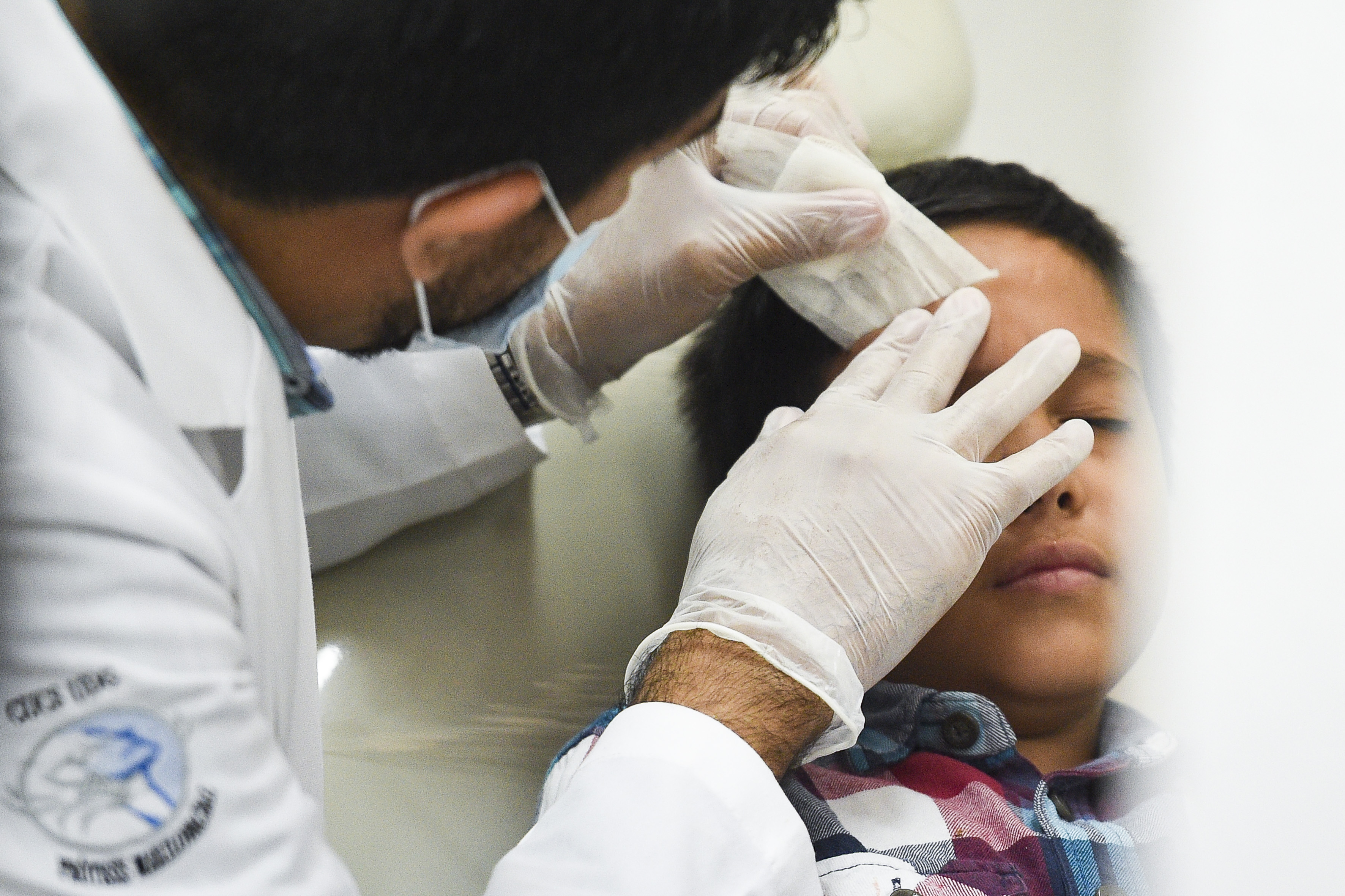 Dr revisando a paciente que perdió su ojo derecho
