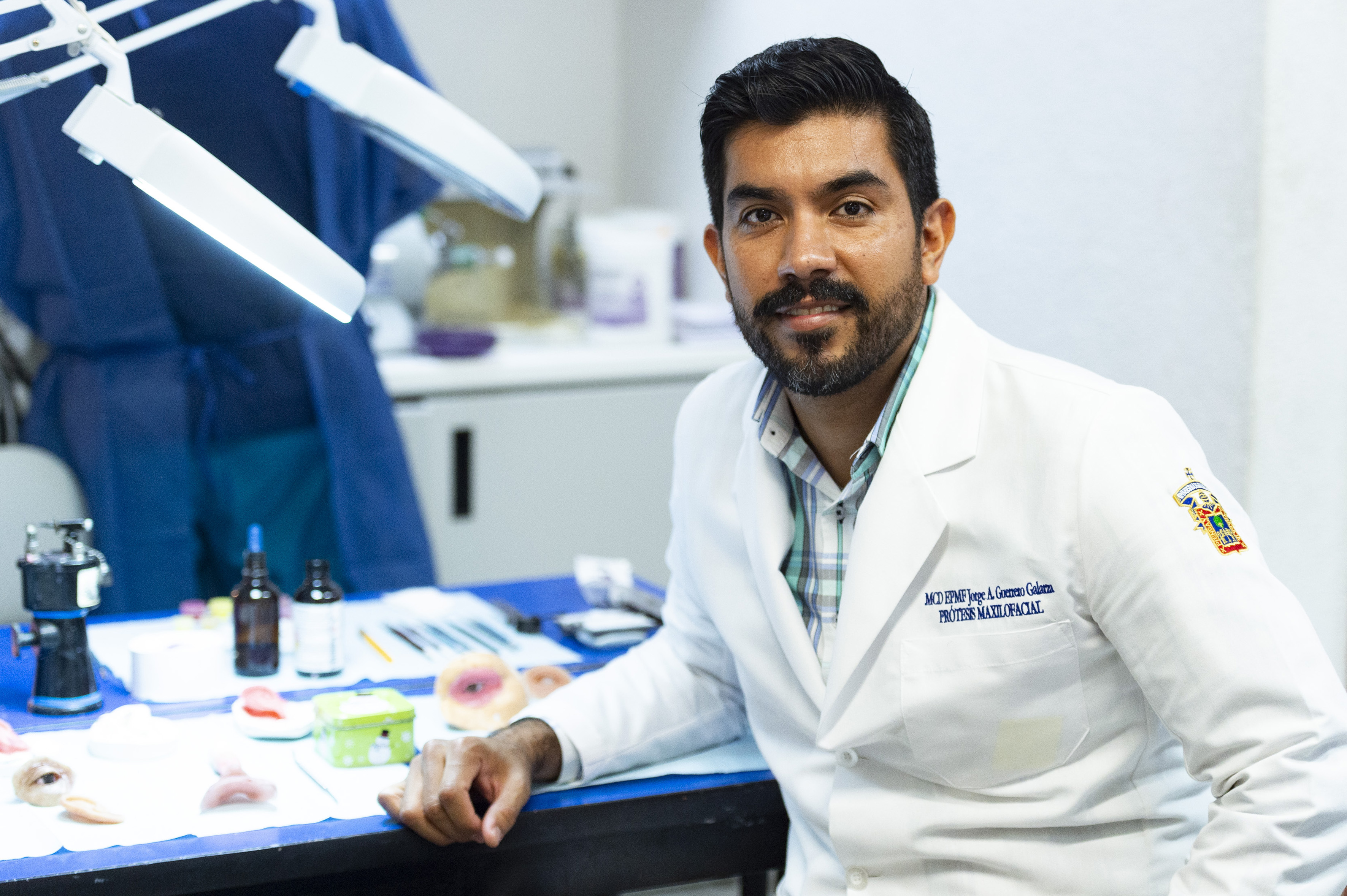 Dr. Jorge Alberto Guerrero en la Clínica de Prótesis Maxilofacial