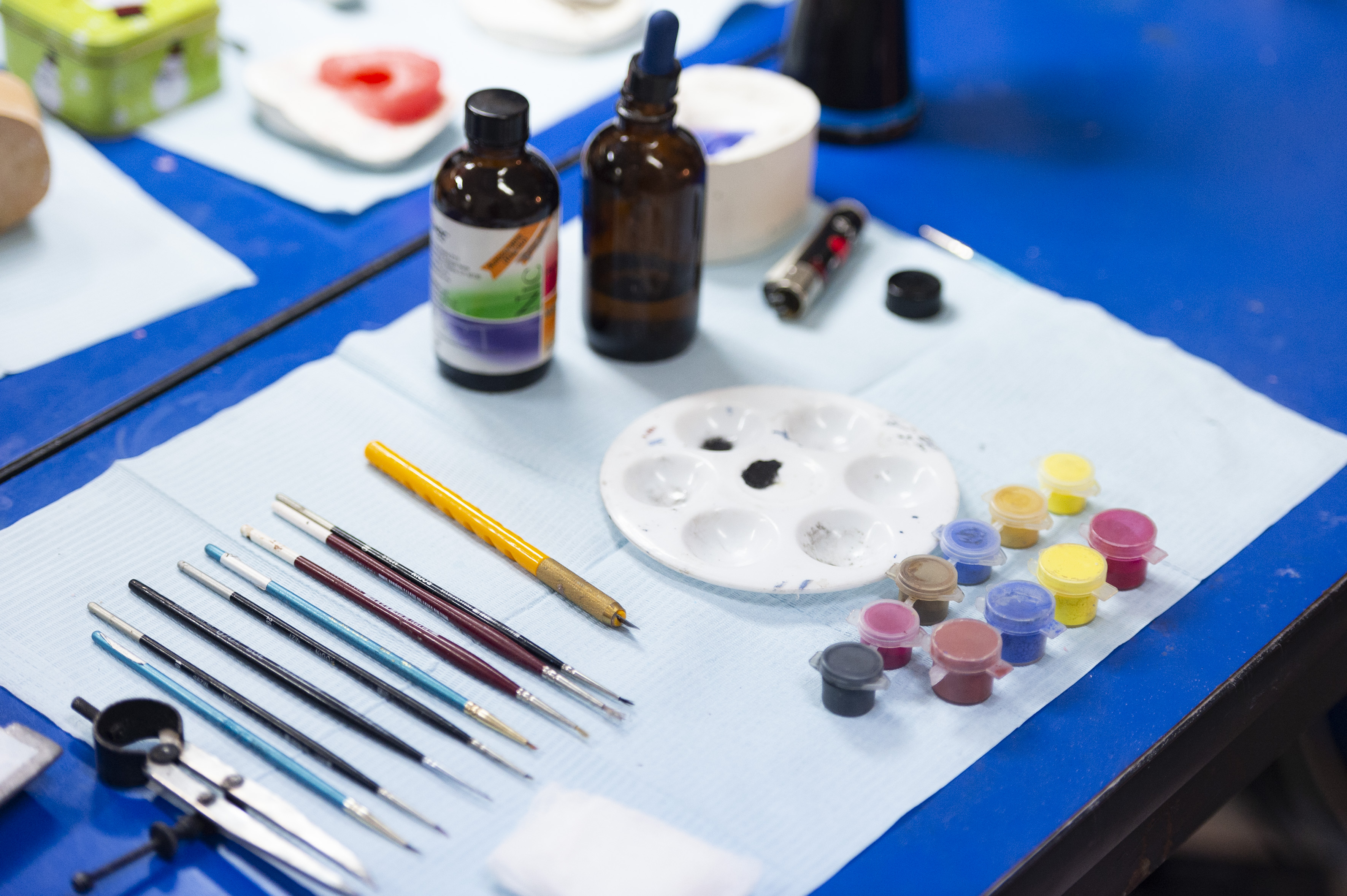 Pigmentos y pinceles utilizados en la elaboración de prótesis