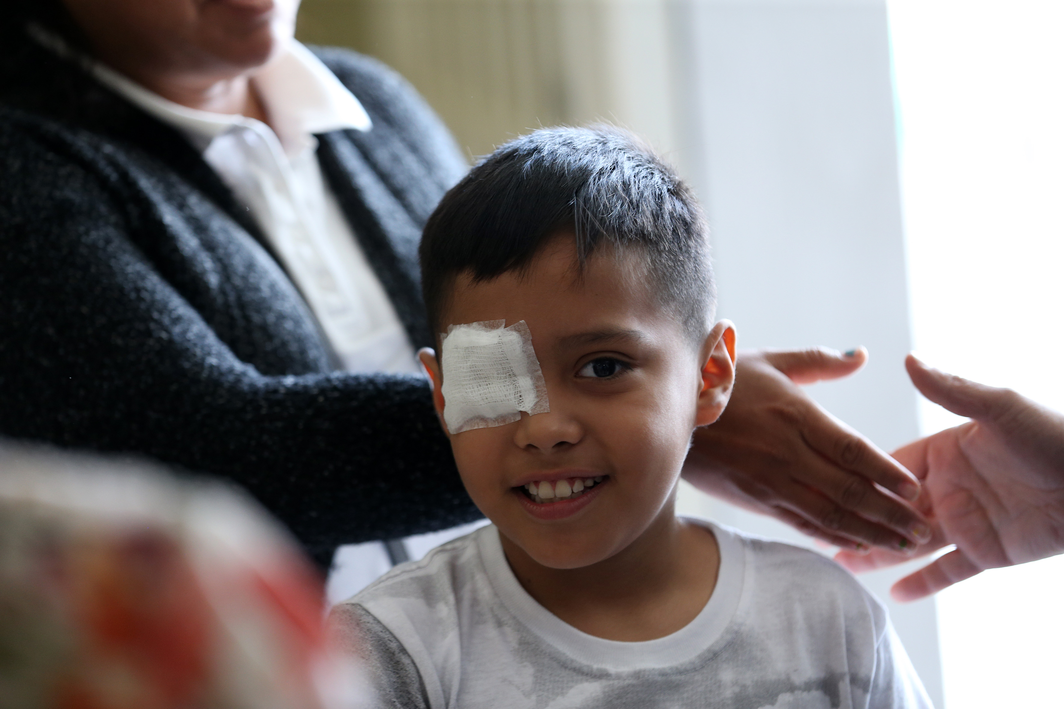 Niño Josepth Gael aún con parche que cubre la falta de su ojo derecho