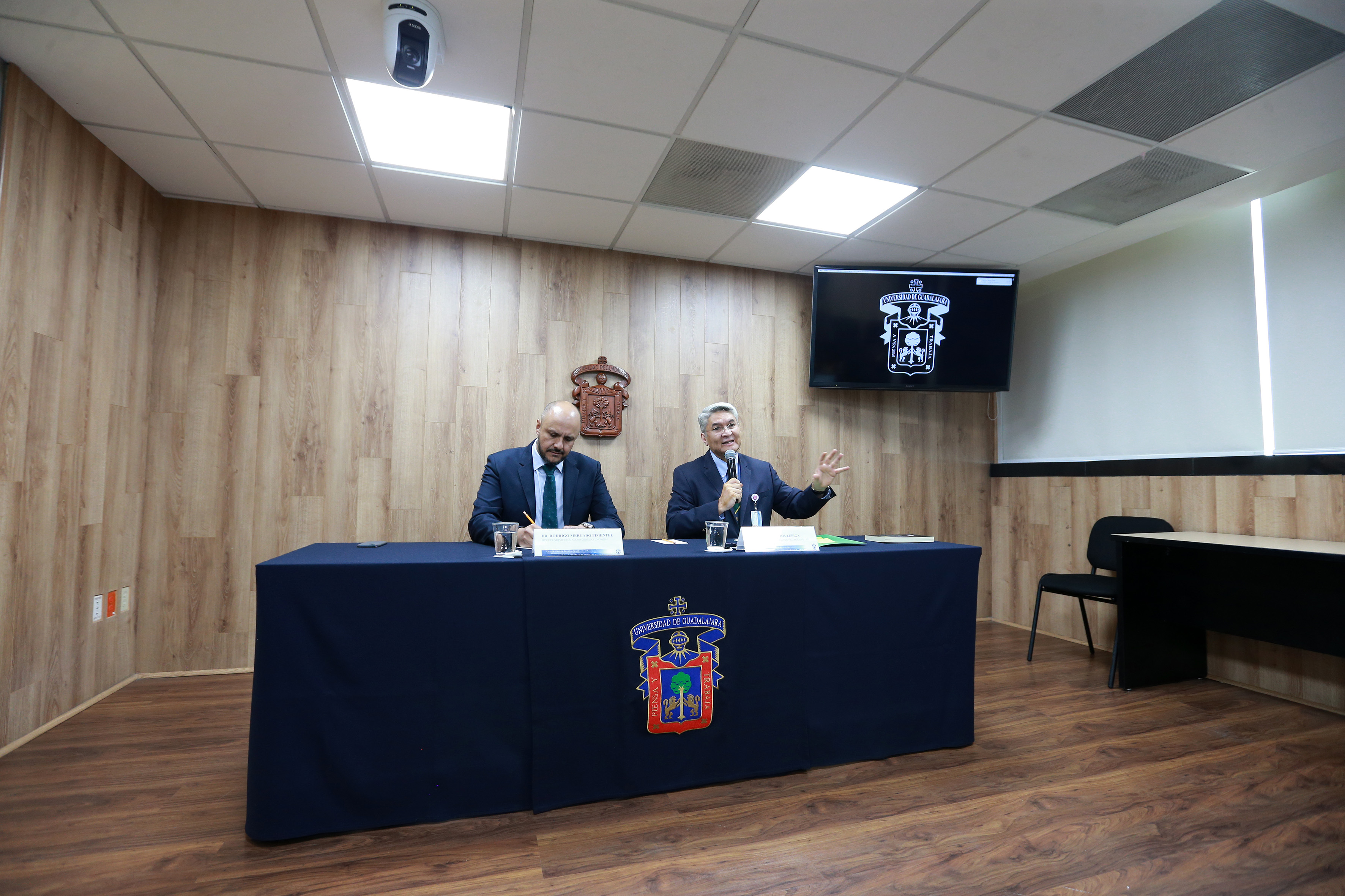 Vista de la mesa del presidíum. El Dr. Rodrigo Zúñiga tomando la palabra