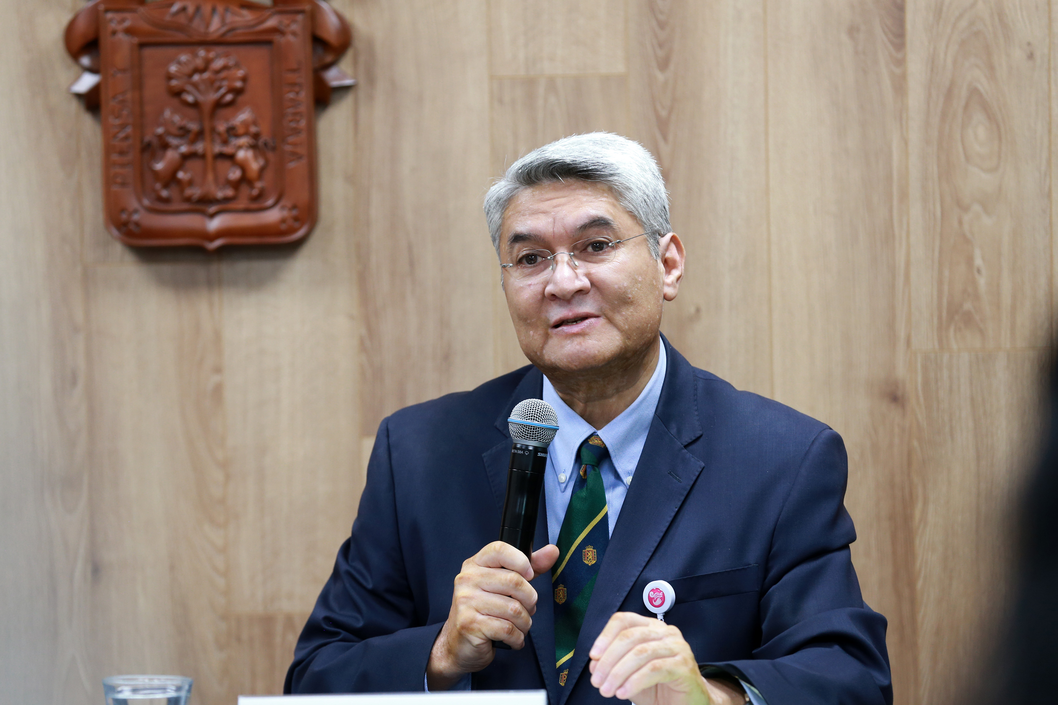 Dr. Rodrigo Ramos Zúñiga exponiendo durante la rueda de prensa, foto individual