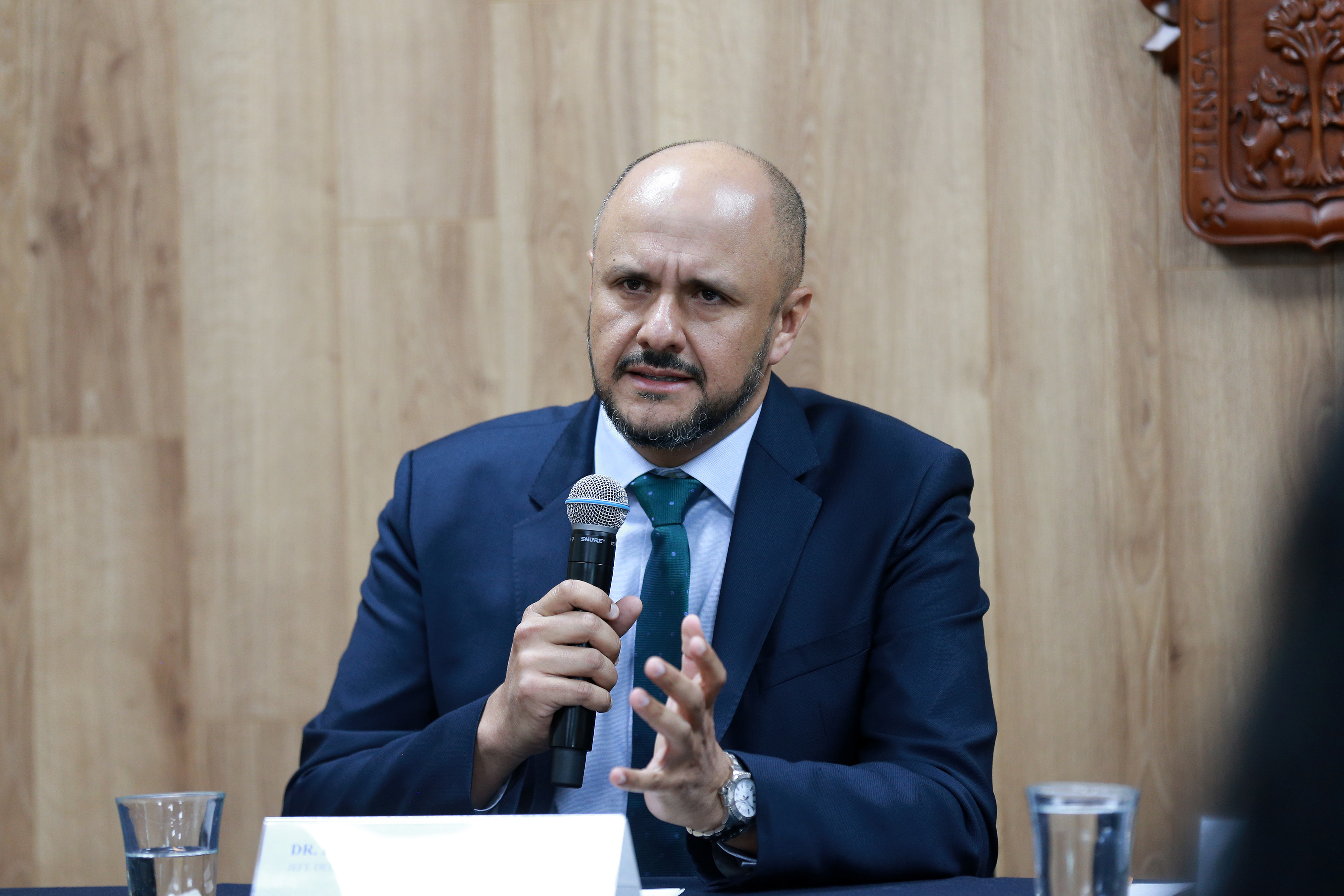 Dr. Rodrigo Mercado Pimentel exponiendo durante la rueda de prensa, foto individual