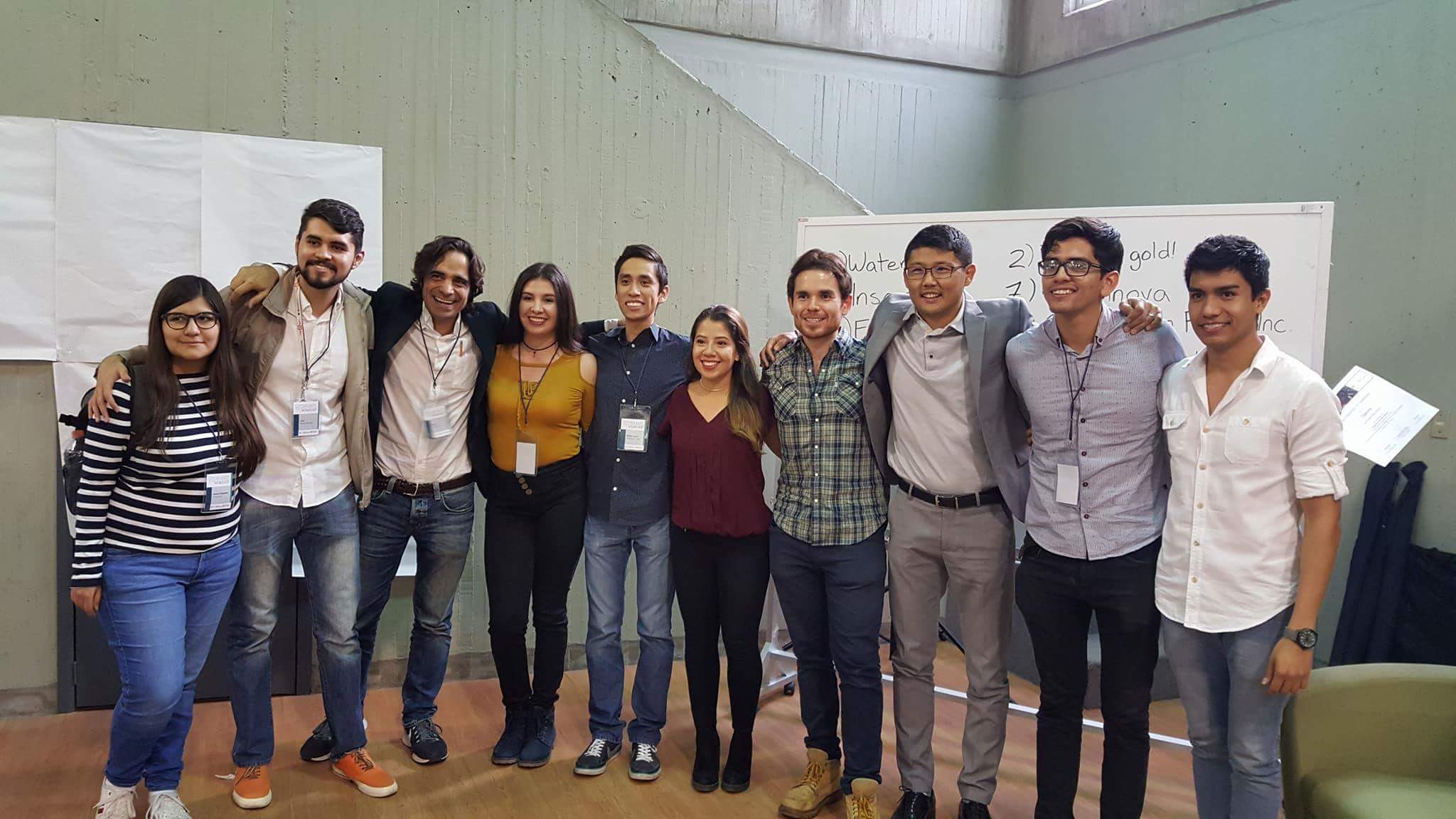 Equipo ganador de estudiantes del CUCS y sus mentores