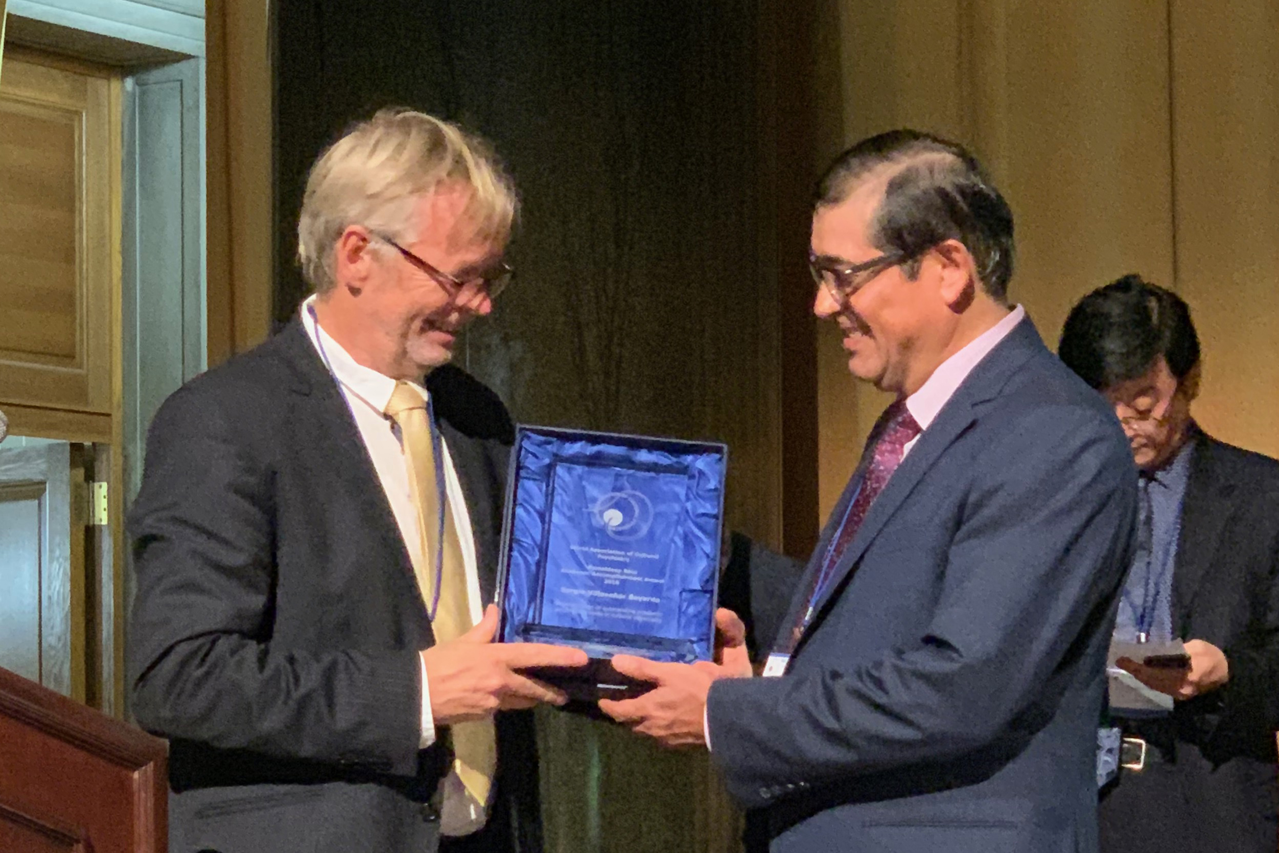 Dr. Sergio Villaseñor exhibiendo su premio