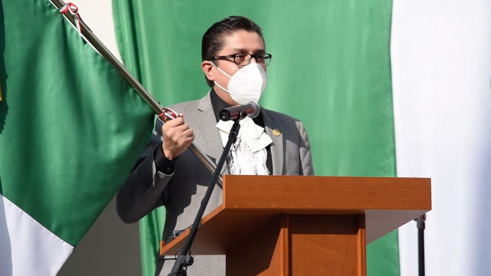 Rector del CUCS hondeando la bandera de México