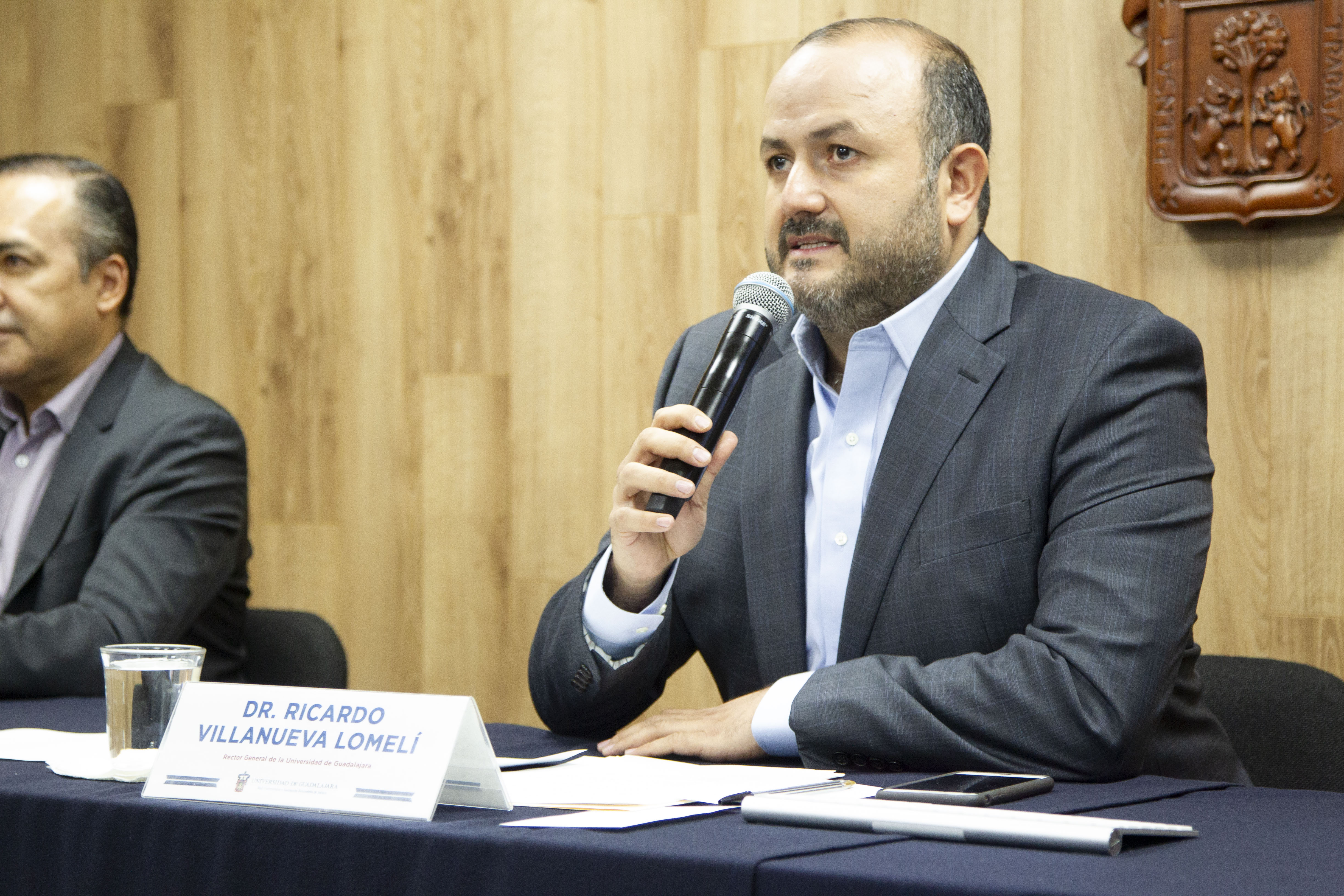 Rector general al micrófono en la rueda de prensa