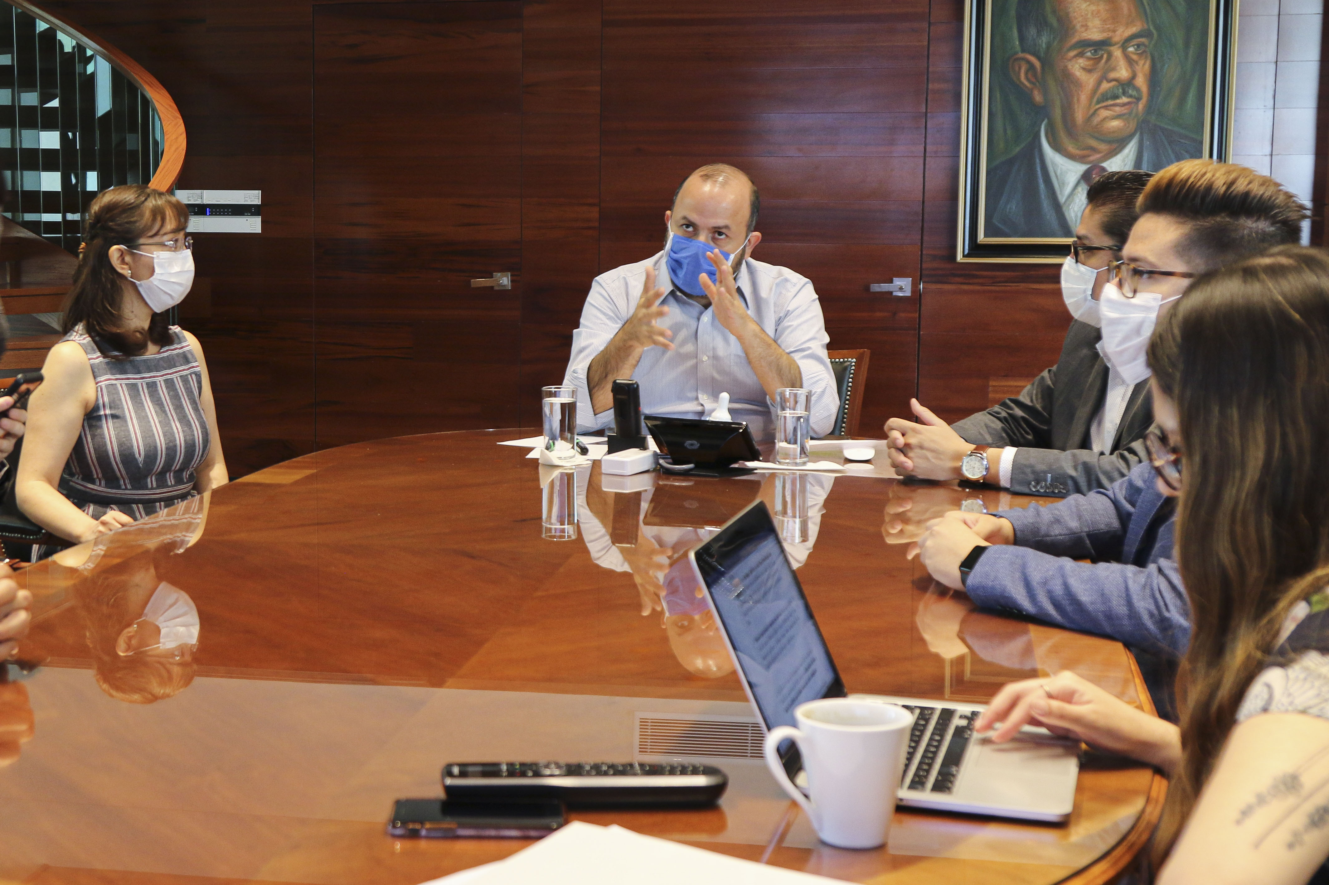 Rector general al micófono en reunión con la Sala Situacional en Salud