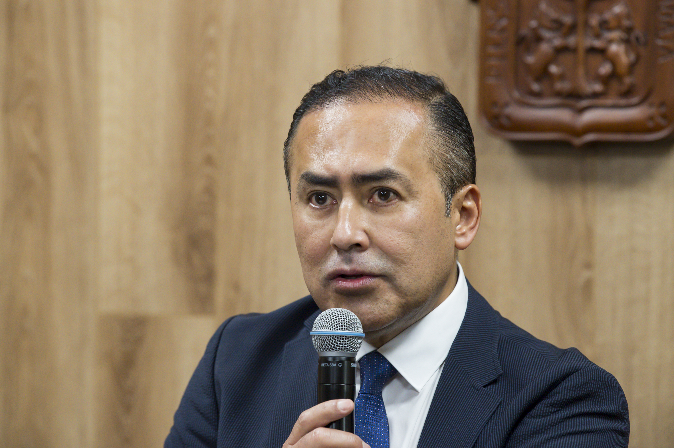 Rector del CUCS al micrófono en Conferencia de Prensa tras su registro, toma cerrada