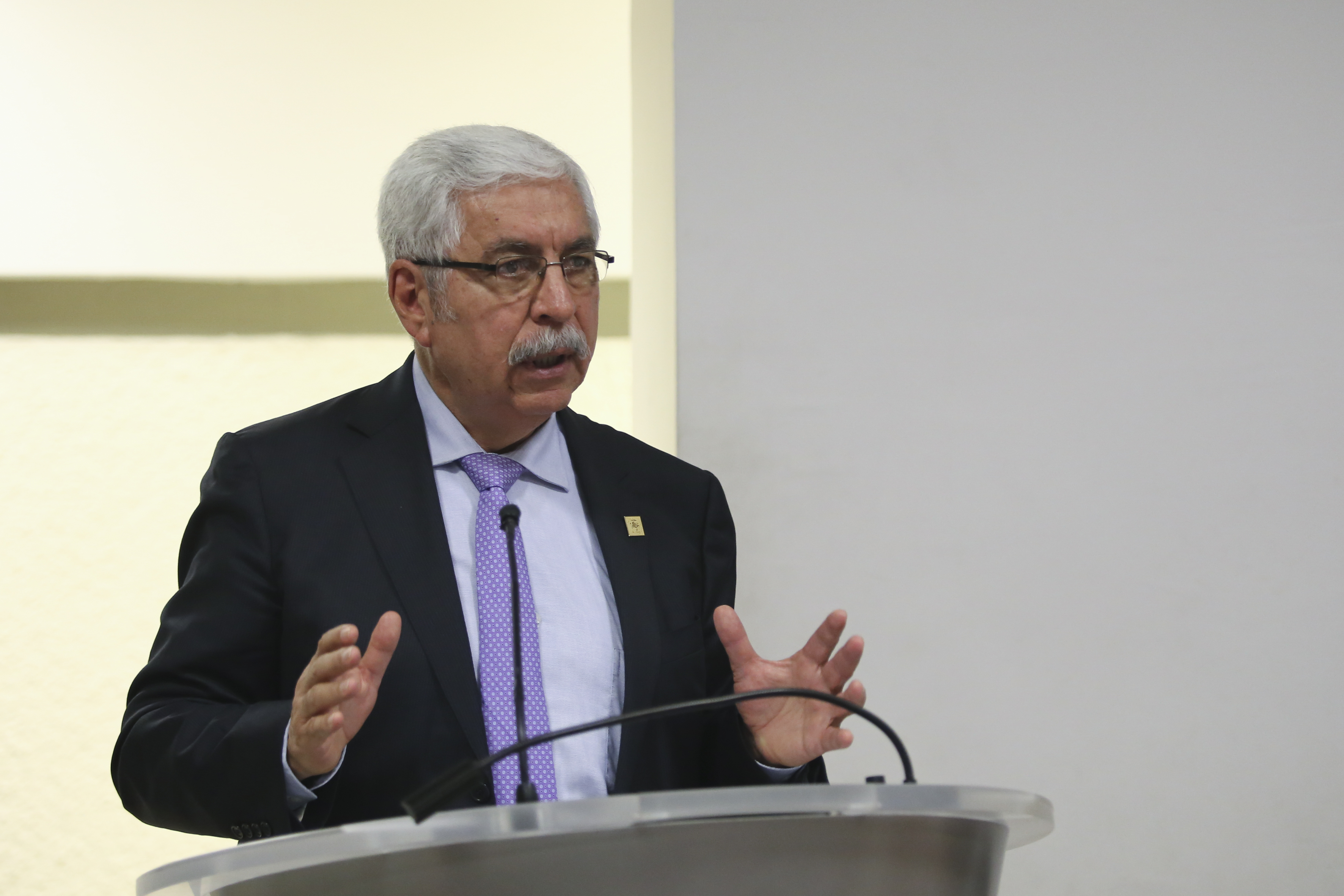 Dr Eduardo Manuel Robles Contreras al micrófono