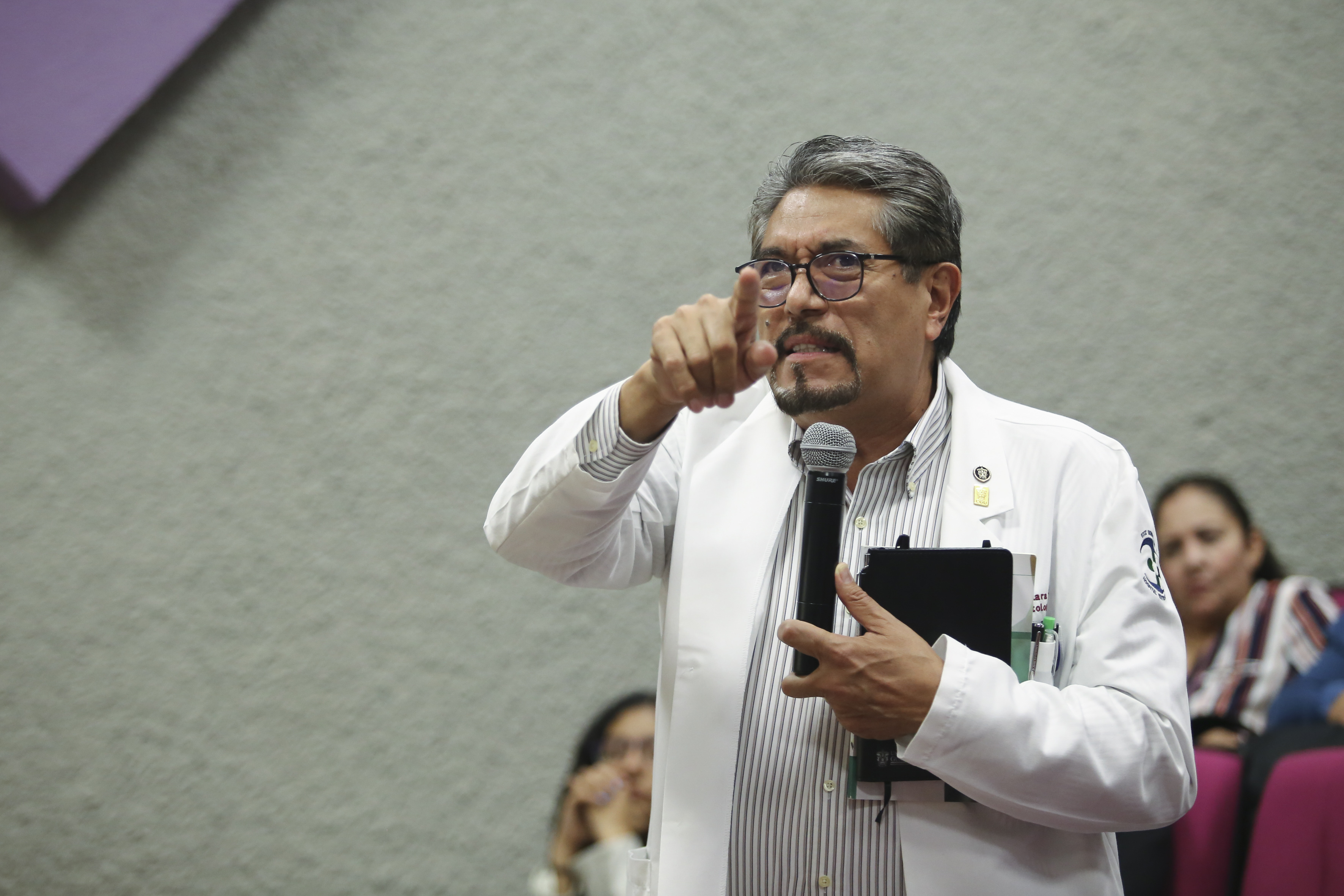 Dr. Juan Víctor Lara haciendo uso de la palabra