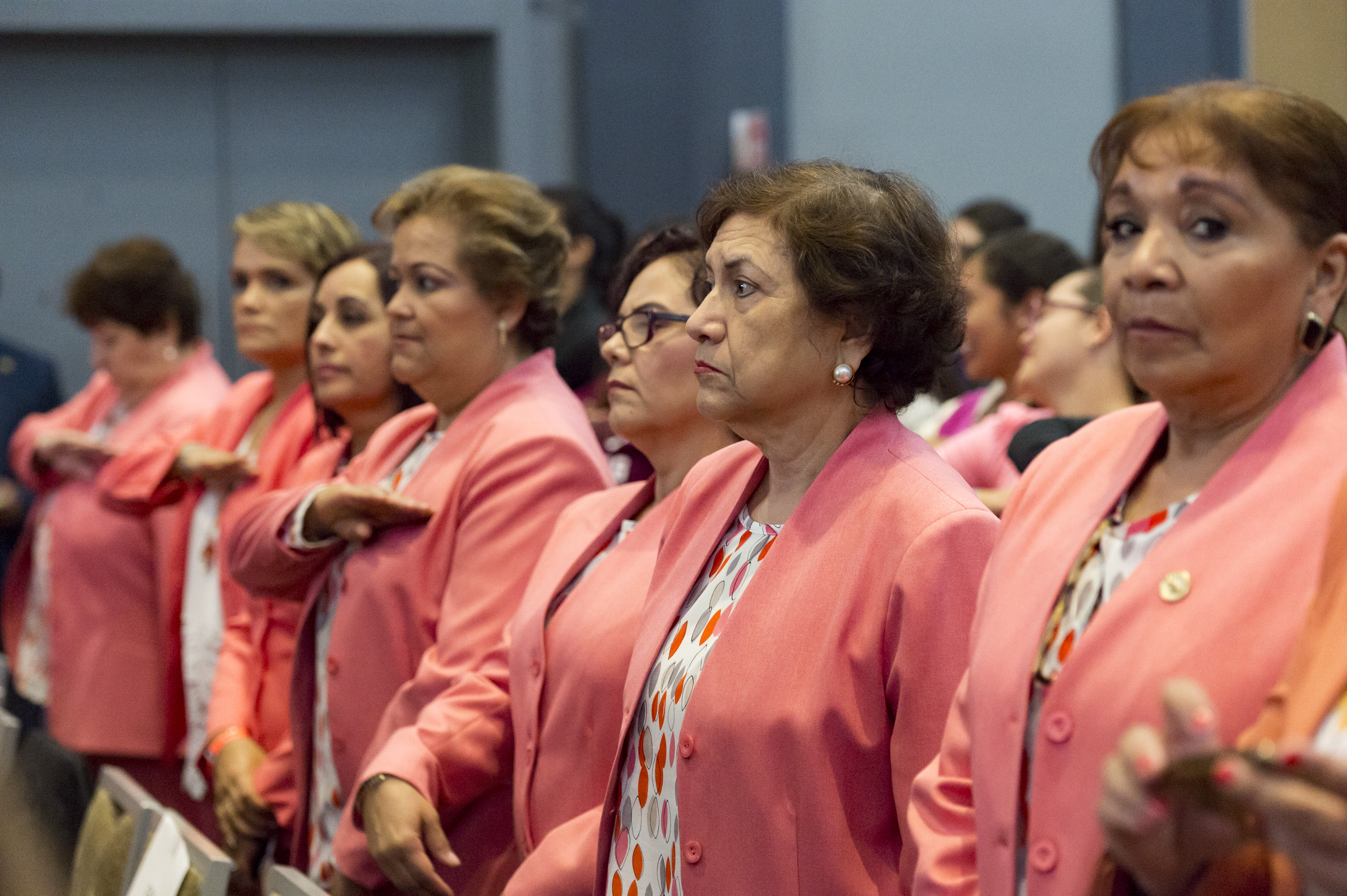 Miembros del Comité Organizador del Congreso durante los honores a la Bandera