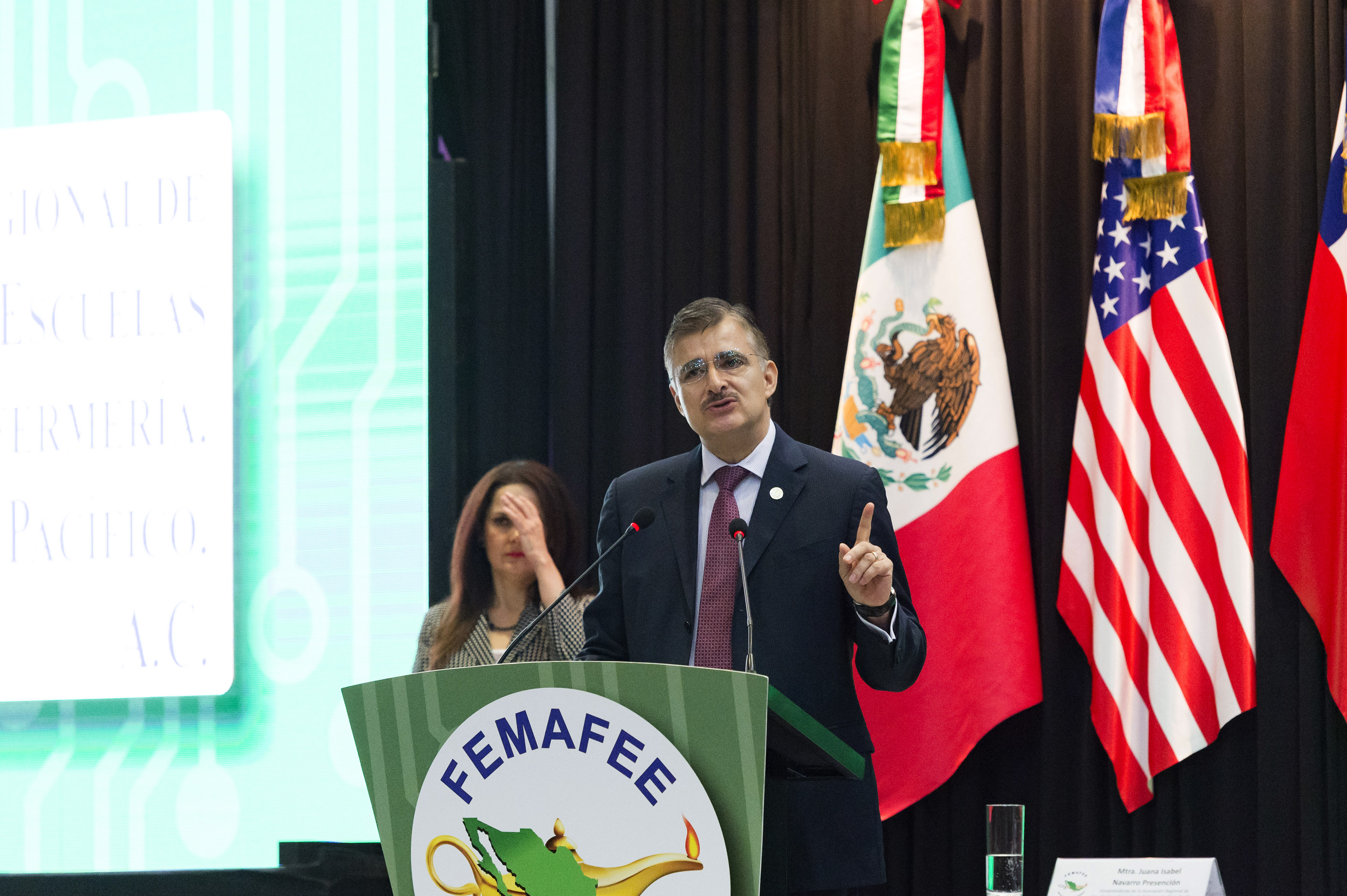 Rector General, ofreciendo discurso durante la inauguración del Congreso Nacional de la FEMAFEE