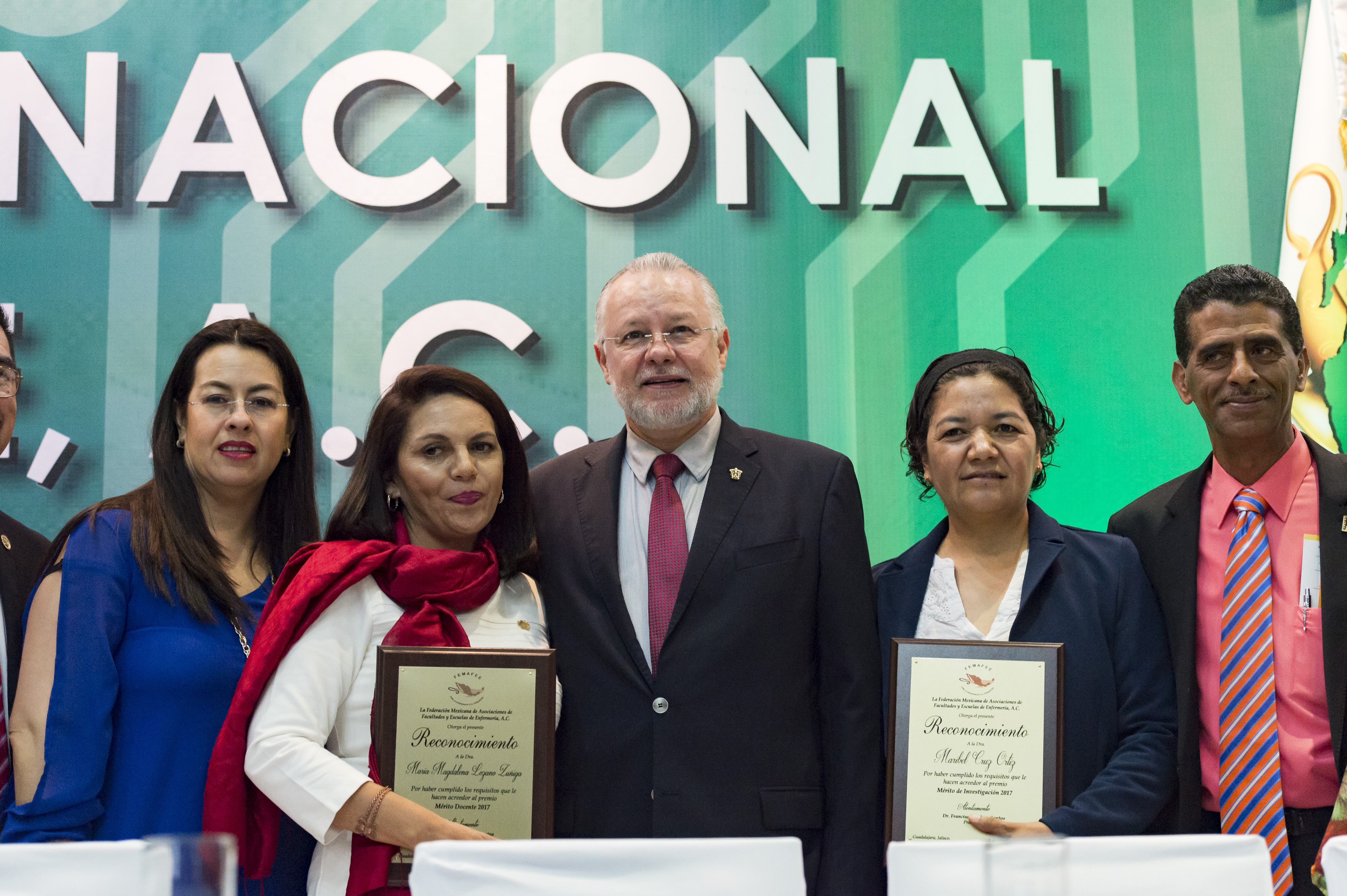 Lic. Trinidad Padilla, a sus costados Dra. María Magdalena Lozano y Dra. Maribel Cruz Ortiz, destacadas profesionales de la Enfermería que recibieron reconocimiento de la FEMAFEE