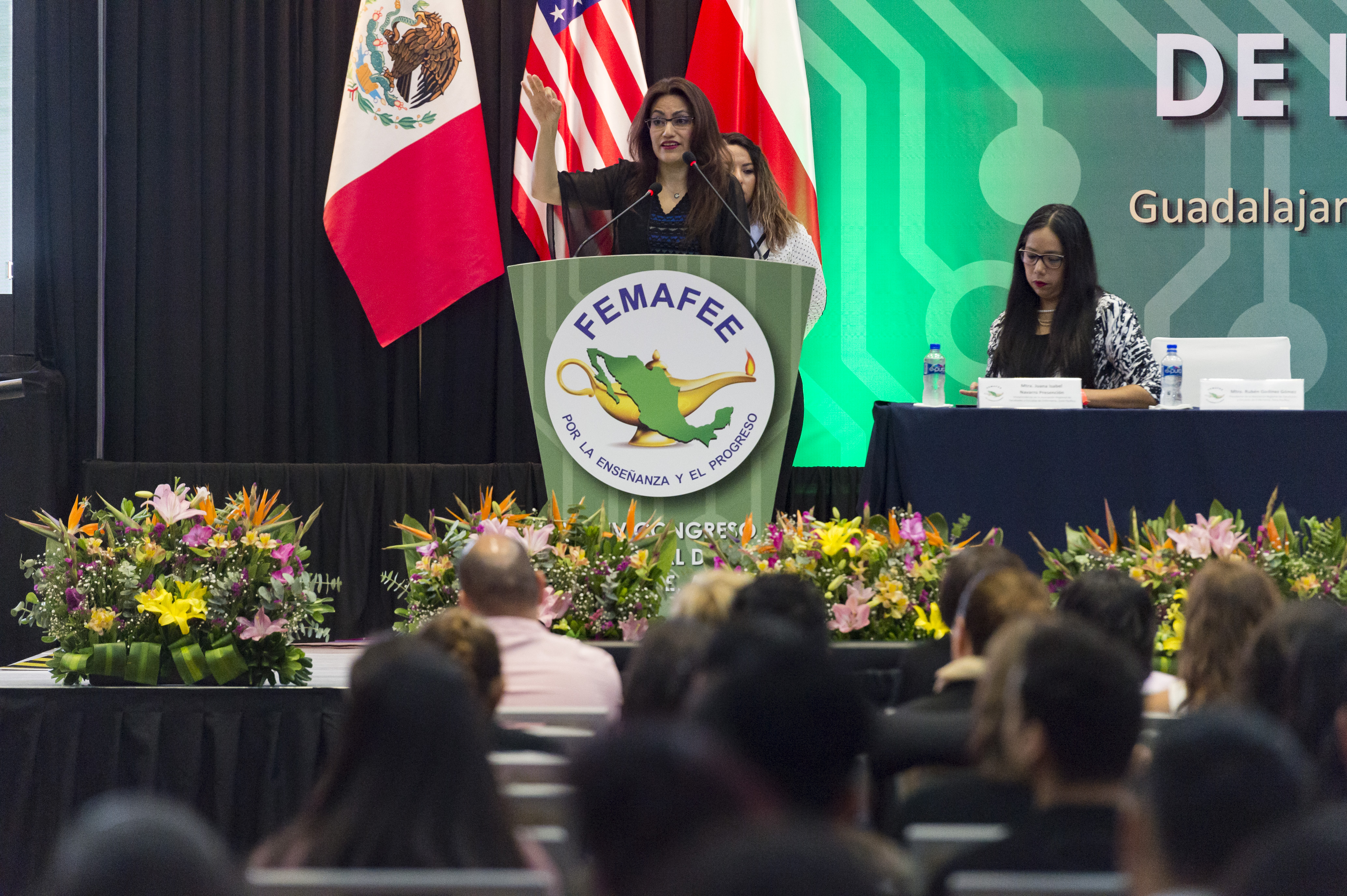 Dra. Patricia Rosas Chávez, coordinadora de Innovación Educativa y Pregrado de la UdeG, impartiendo una conferencia
