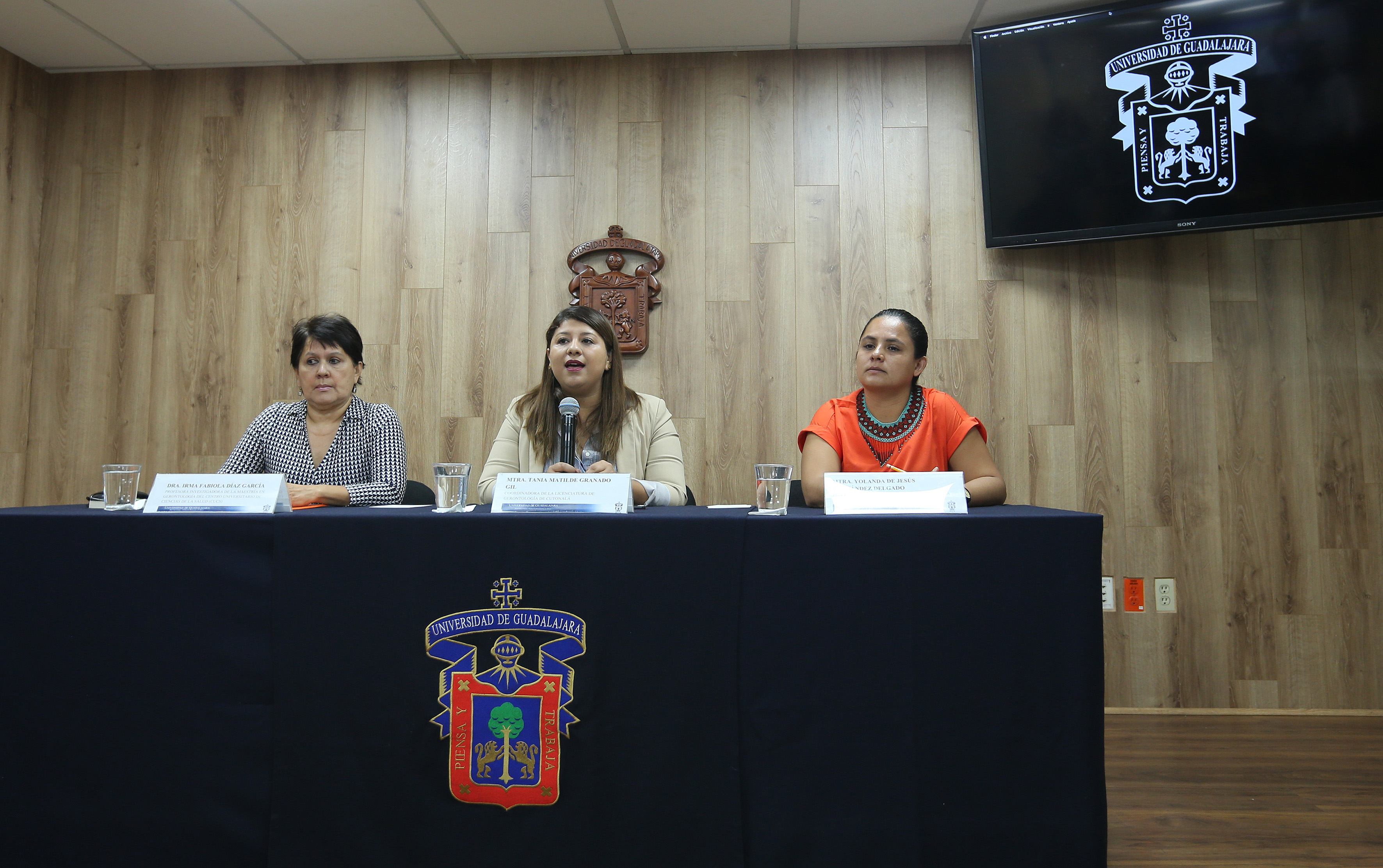 Miembros del presídium en rueda de prensa