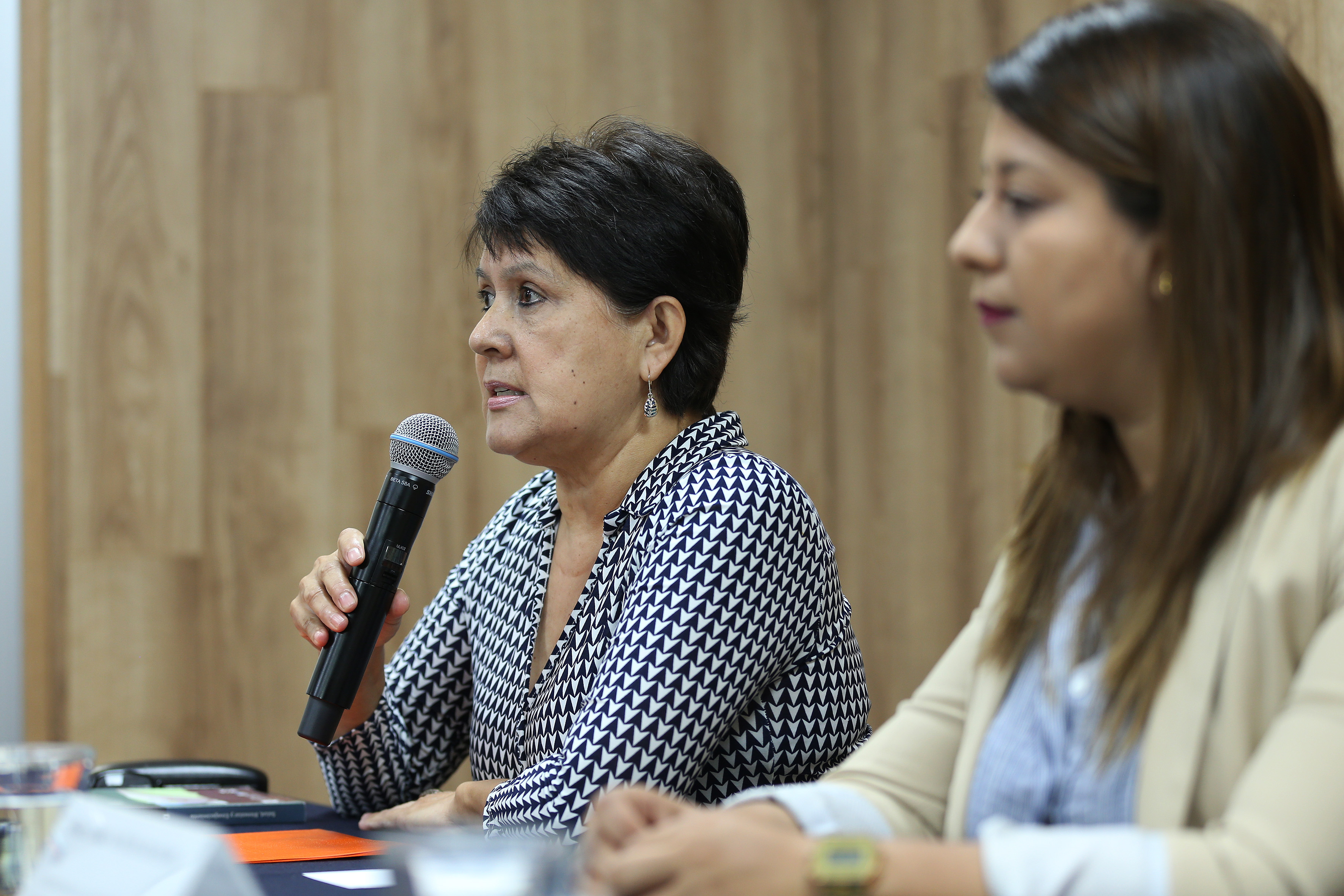 Dra Irma Fabiola Díaz García en rueda de prensa haciendo uso de la voz al lado de la Mtra Tania Granado