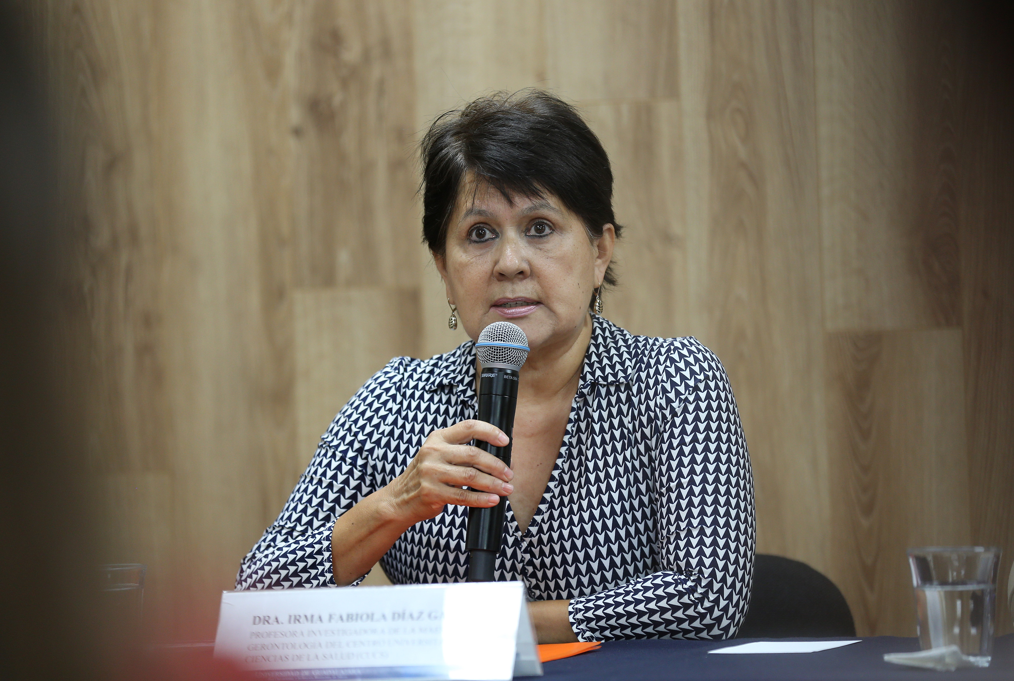 Dra Irma Fabiola Díaz García en rueda de prensa haciendo uso de la voz