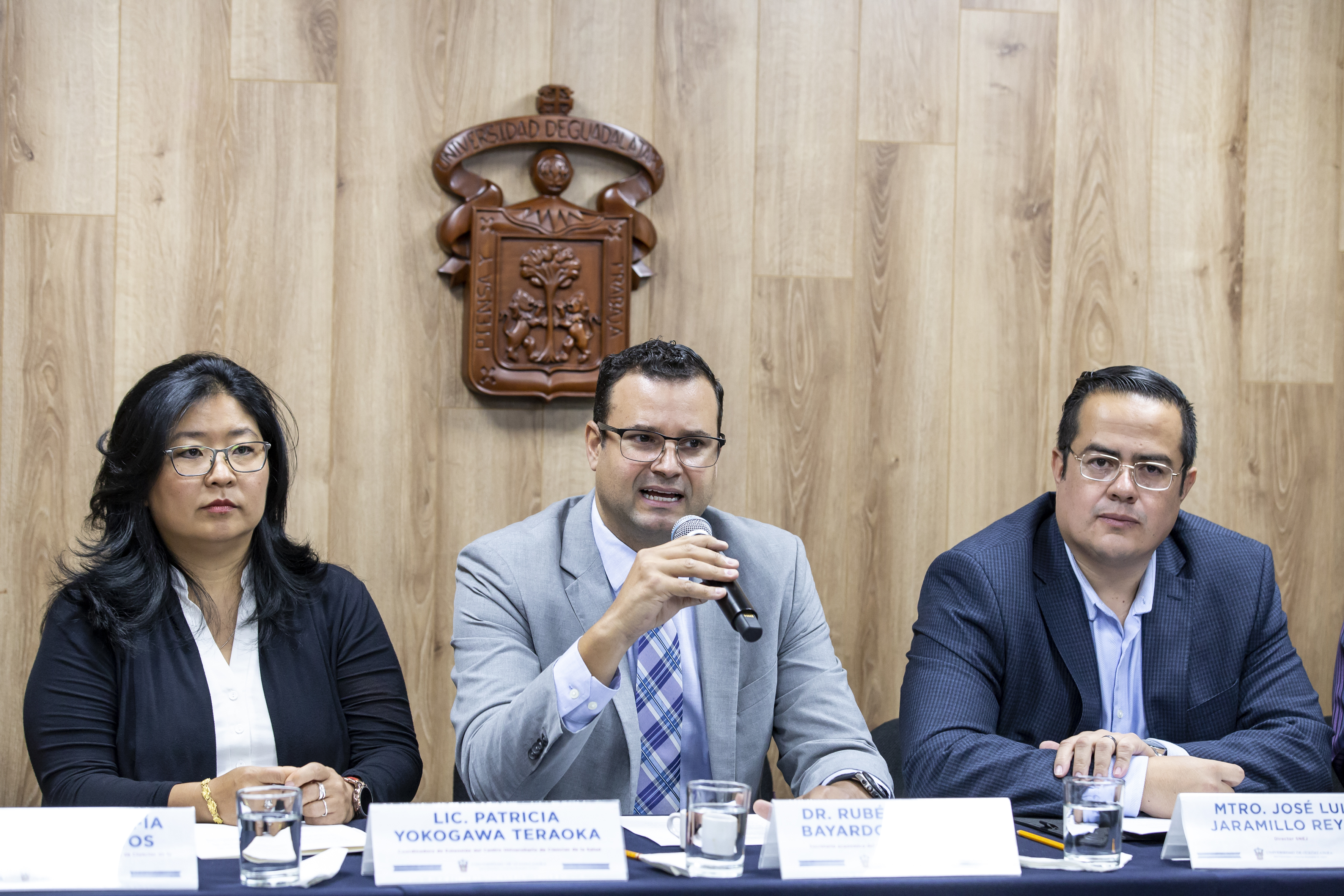 Secretario Académico del CUCS haciendo uso de la palabra en rueda de prensa