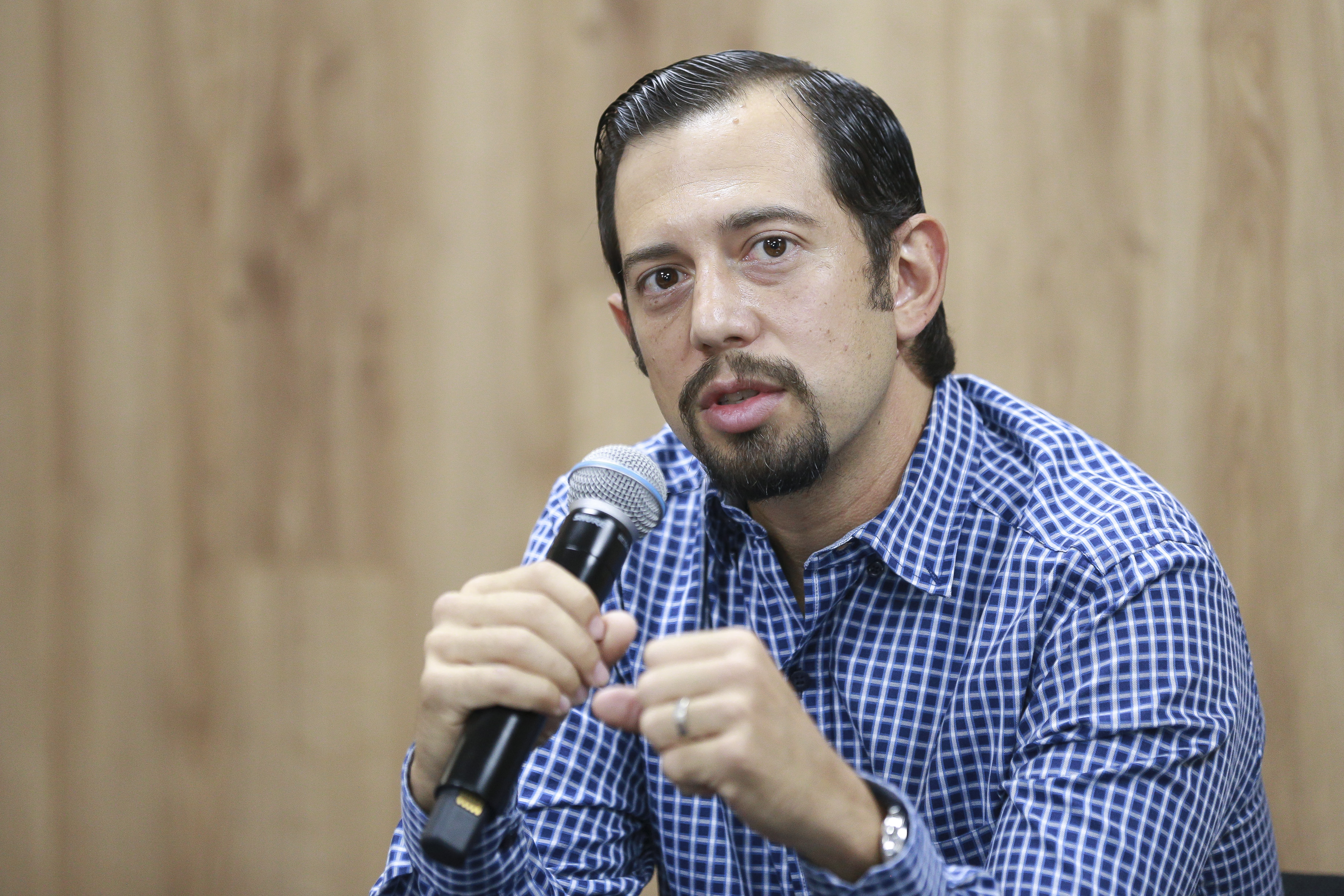 Dr. David Cardona Müler al micrófono