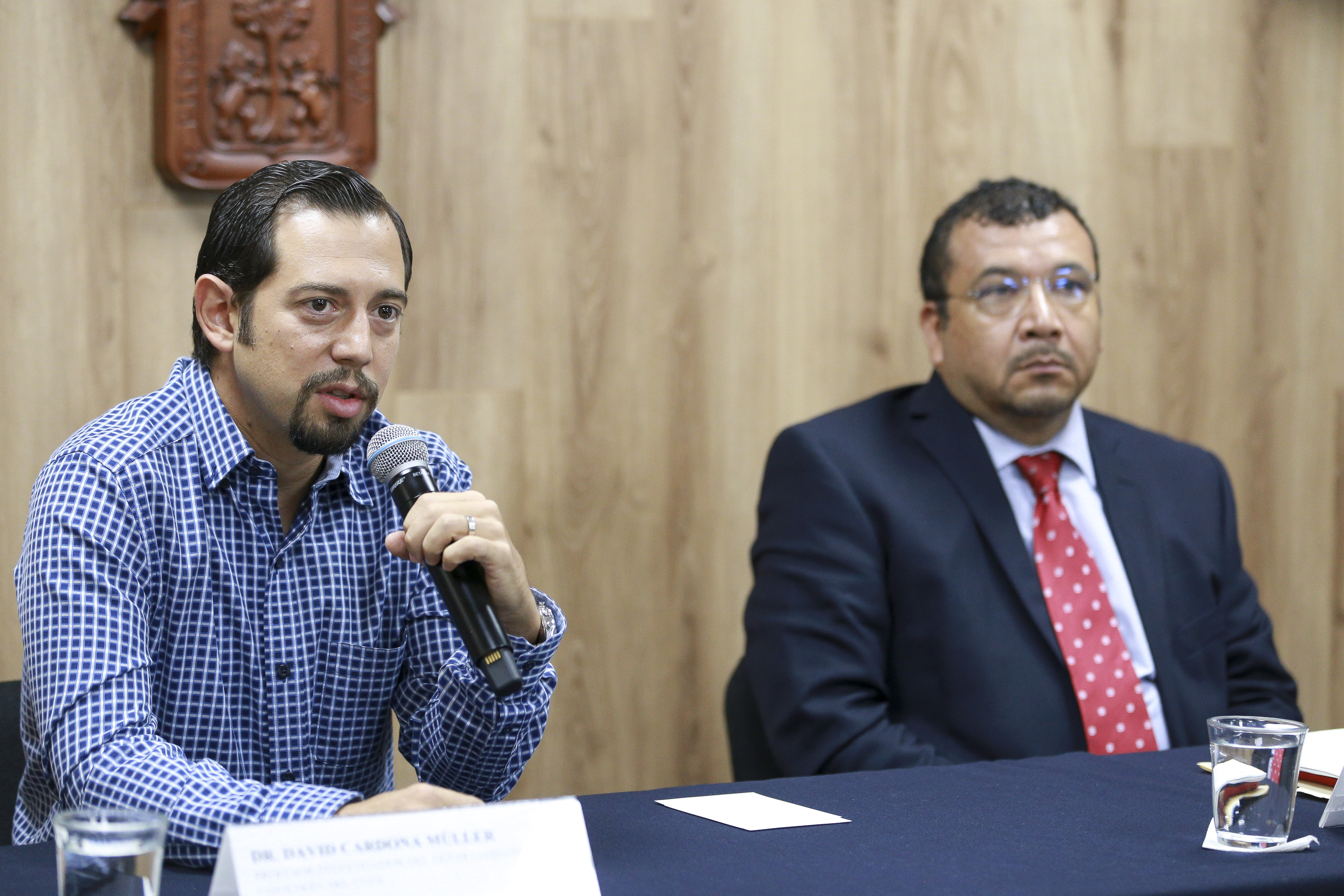 Ponentes de la rueda de prensa, al micrófono el Dr. David Cardona