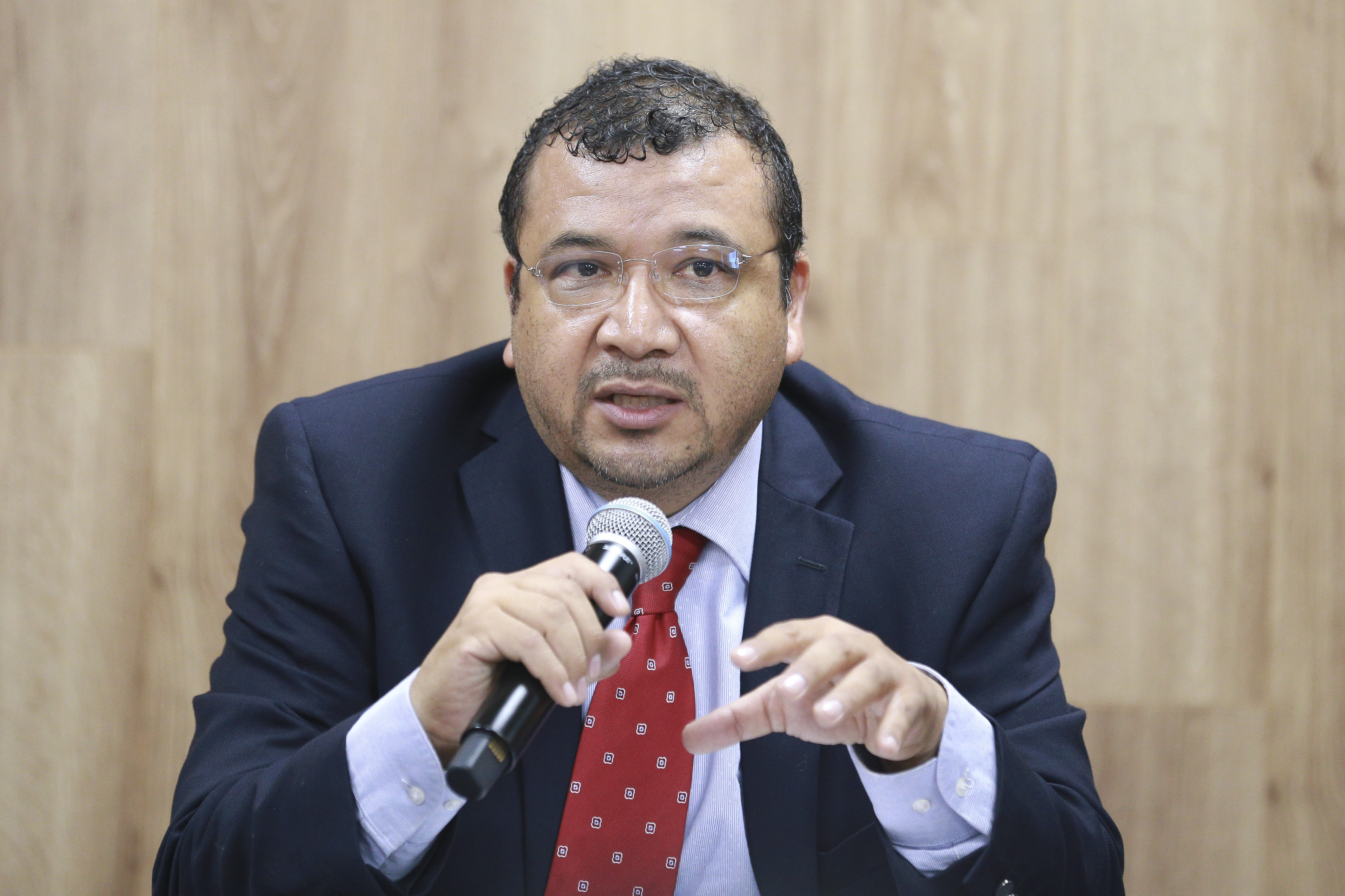 Dr. Gerardo Rojas Sánchez al micrófono