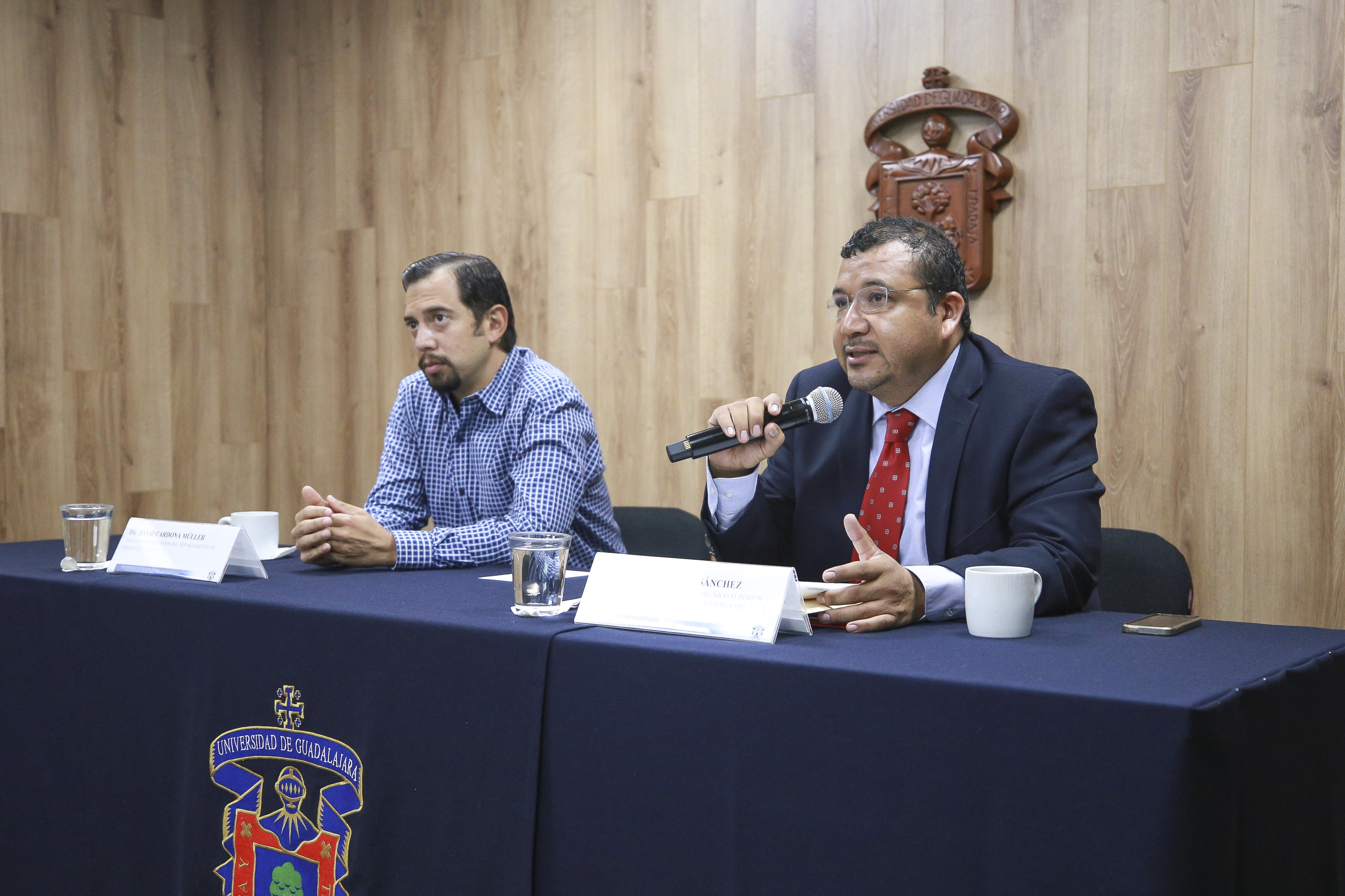 Ponentes de la rueda de prensa, al micrófono el Dr. Gerardo Rojas