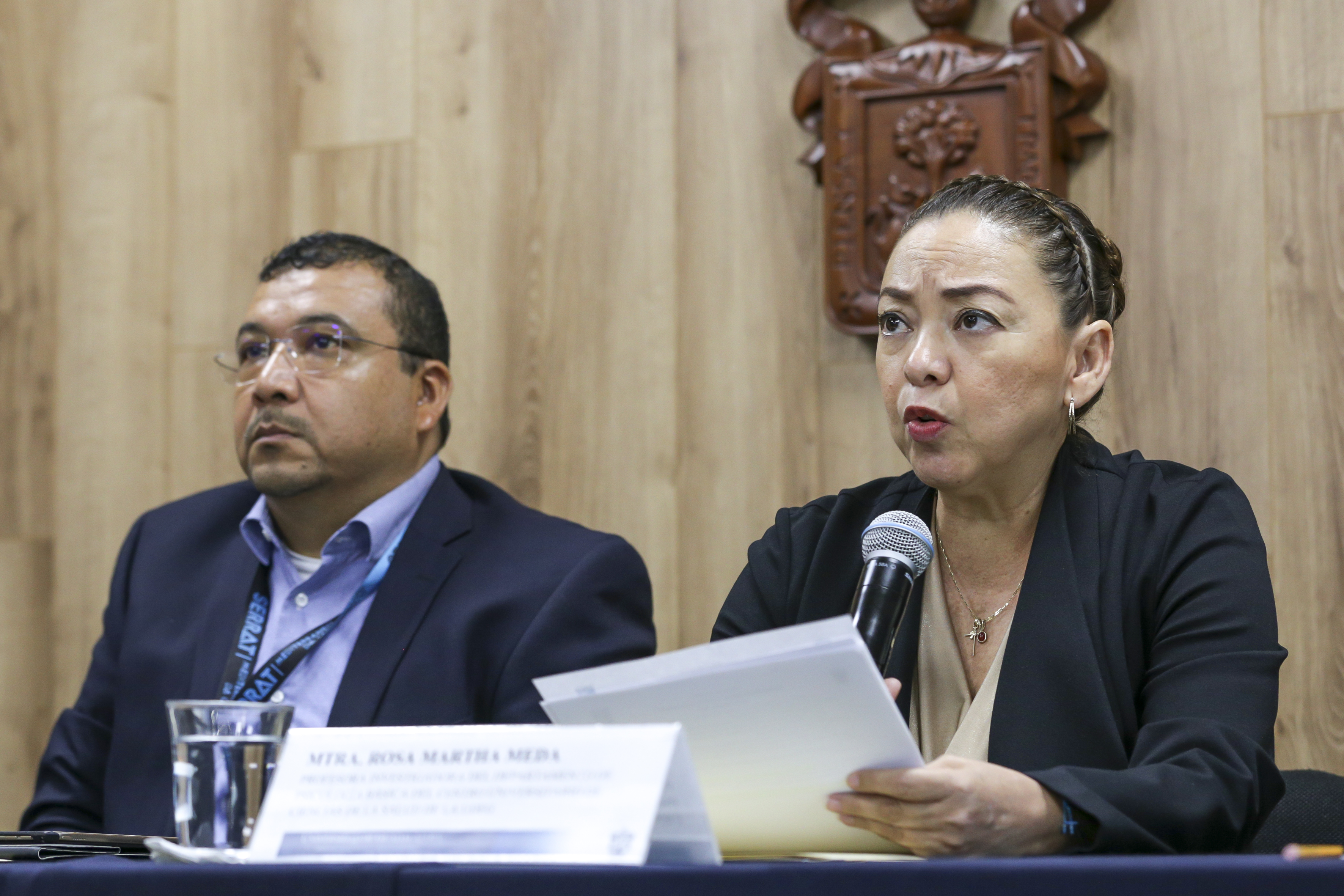 Dra. Rosa Martha Meda al micrófono, toma de cerca