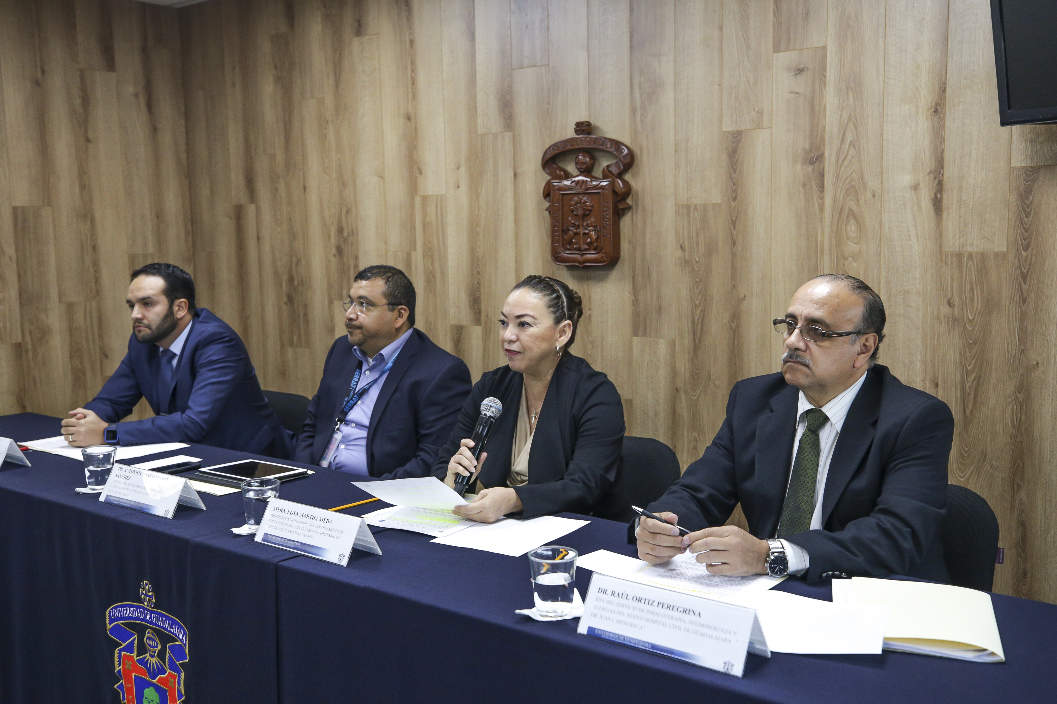 Miembros del presídium toma de costado. Dra. Rosa Martha Meda al micrófono
