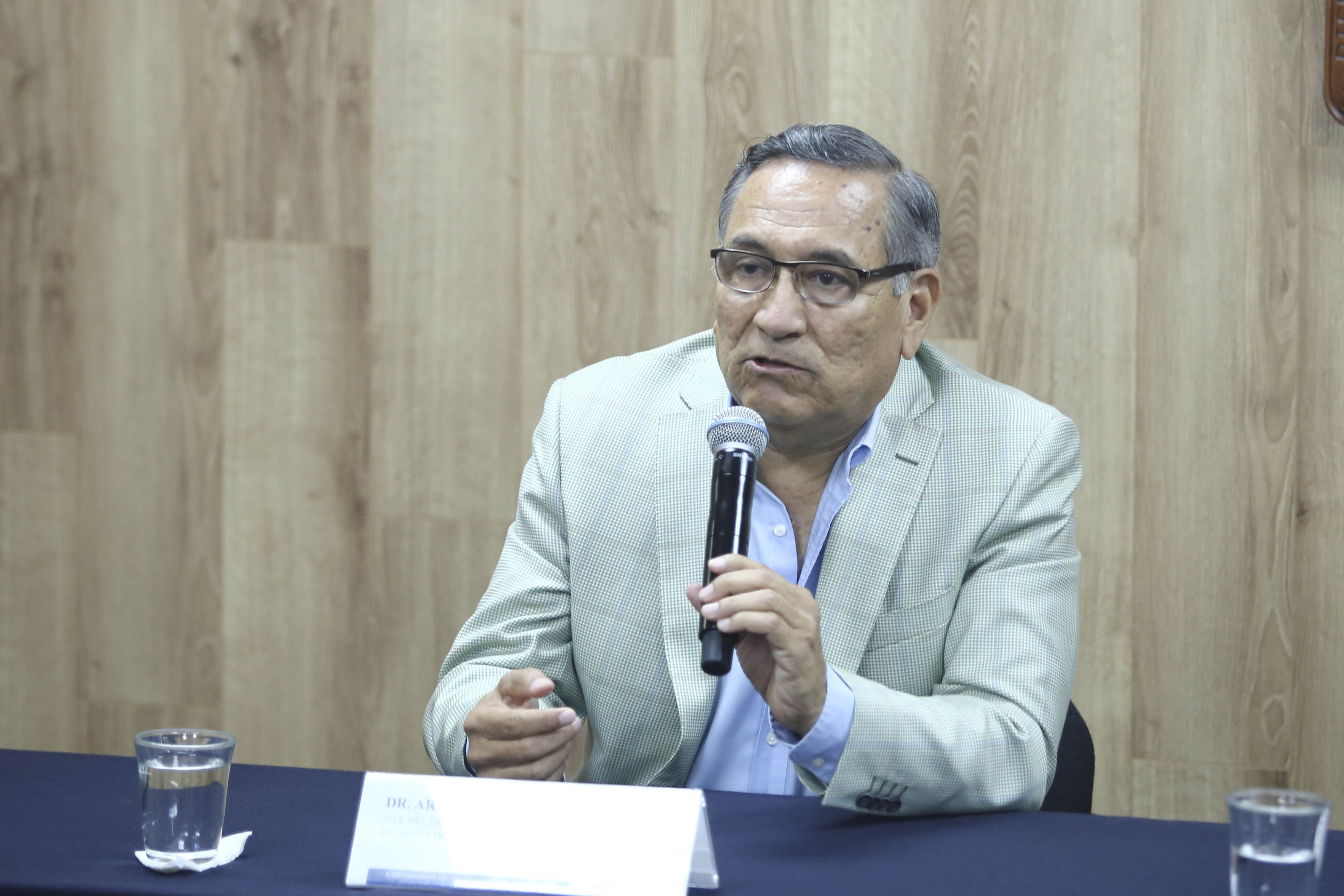 Dr. Arturo Panduro Cerda, disertando en la rueda de prensa