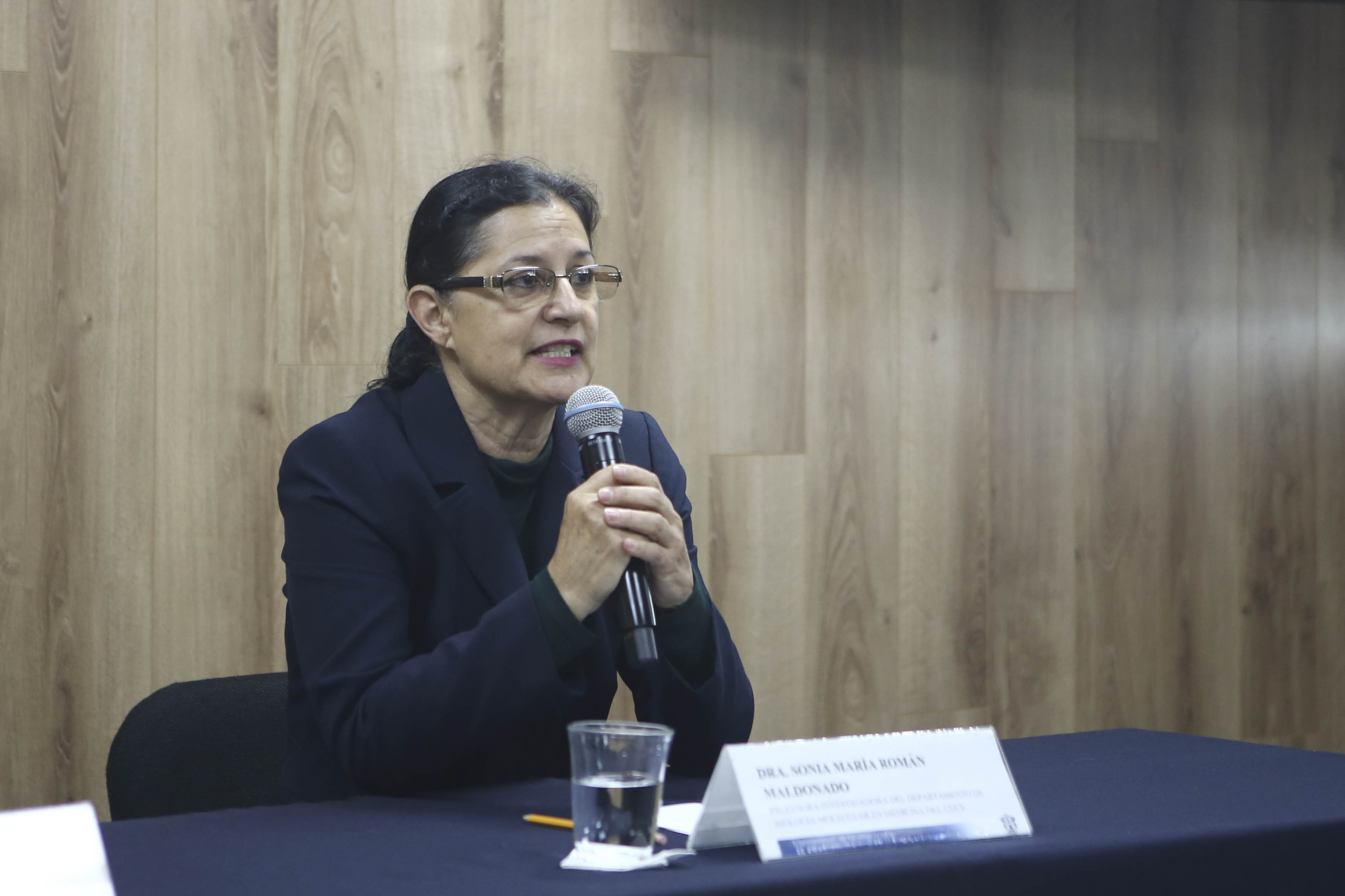 Dra. Sonia Román disertando durante la rueda de prensa