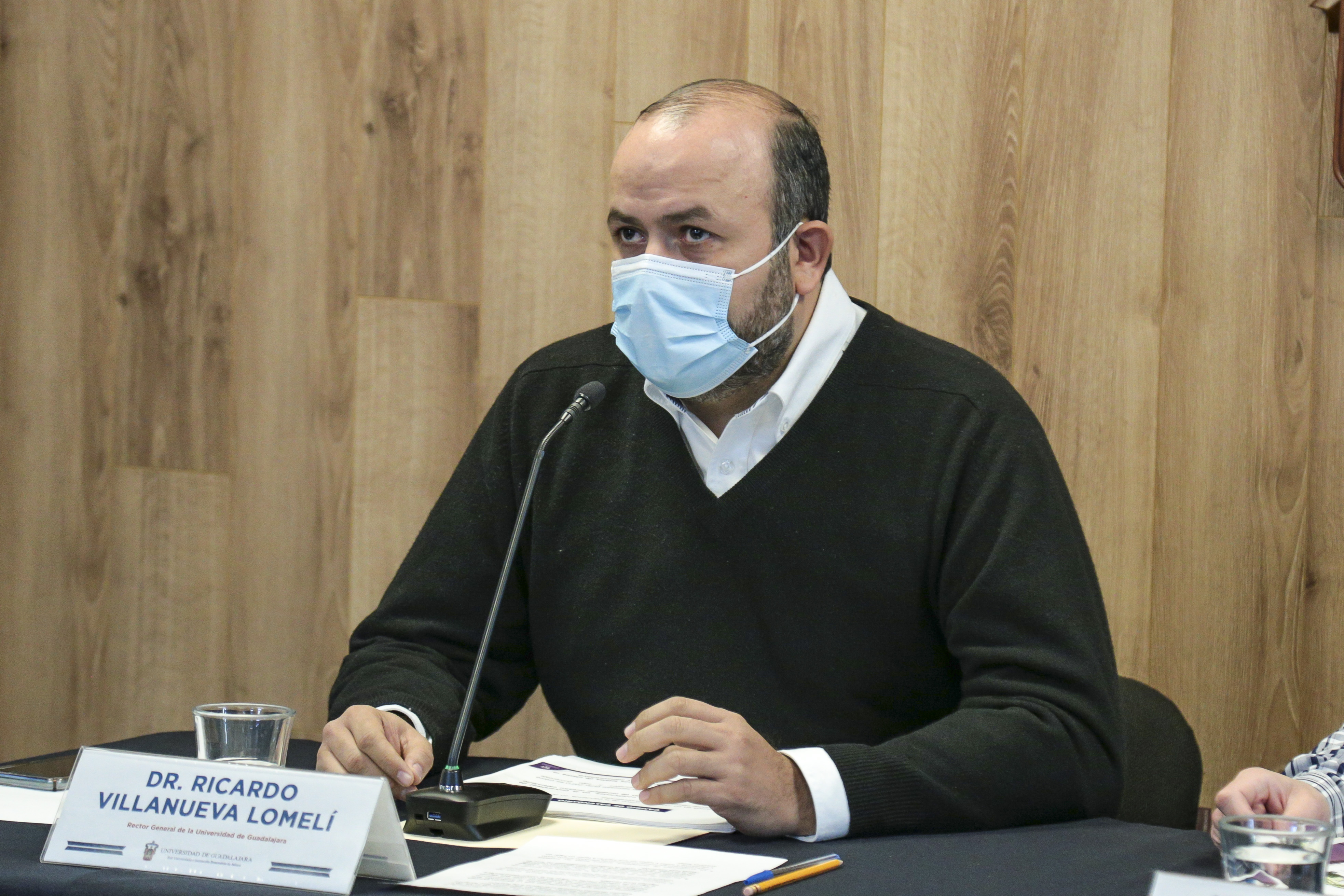 Rector dando el anuncio en rueda de prensa