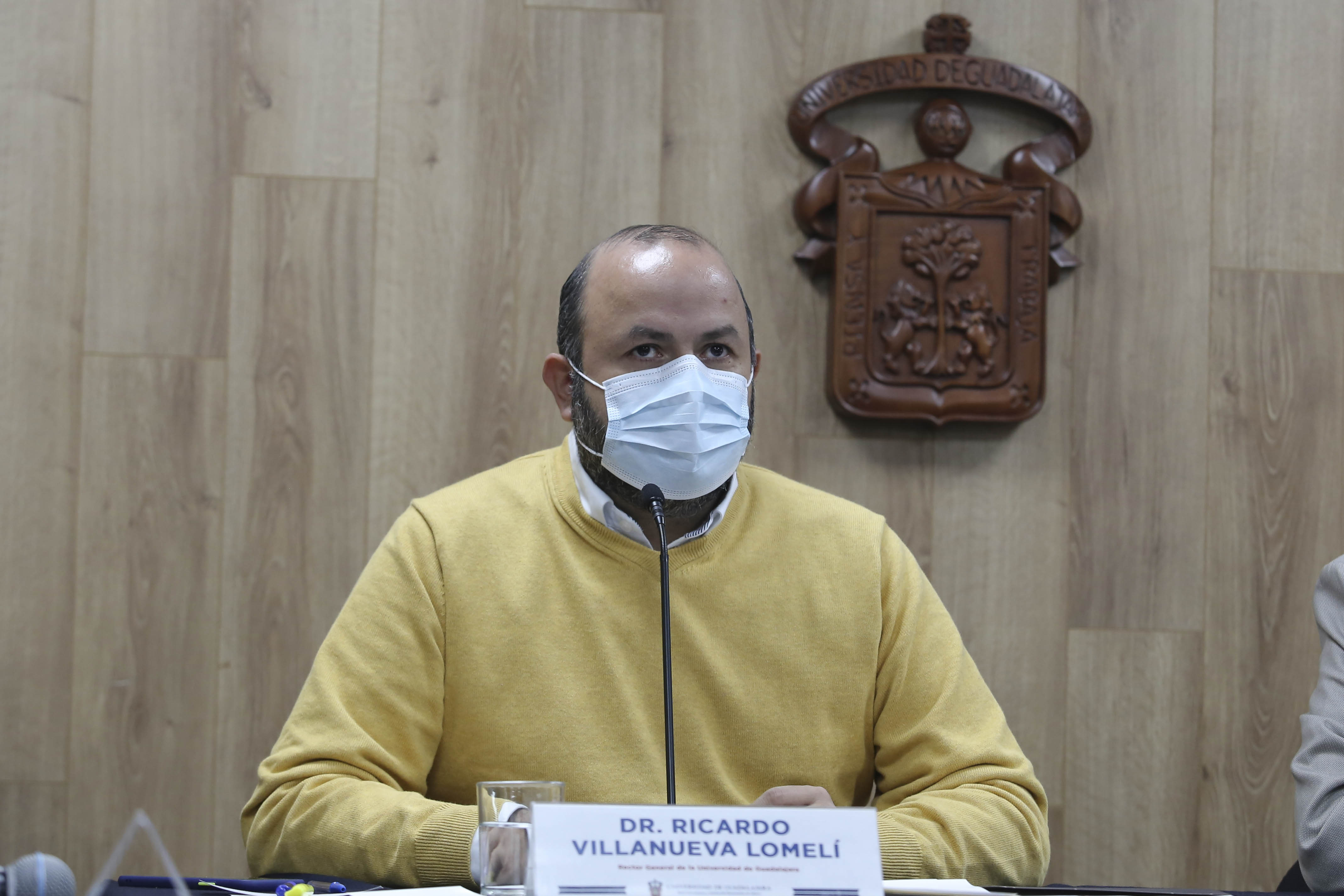 Rector General de la UdeG presidiedo  la rueda de prensa