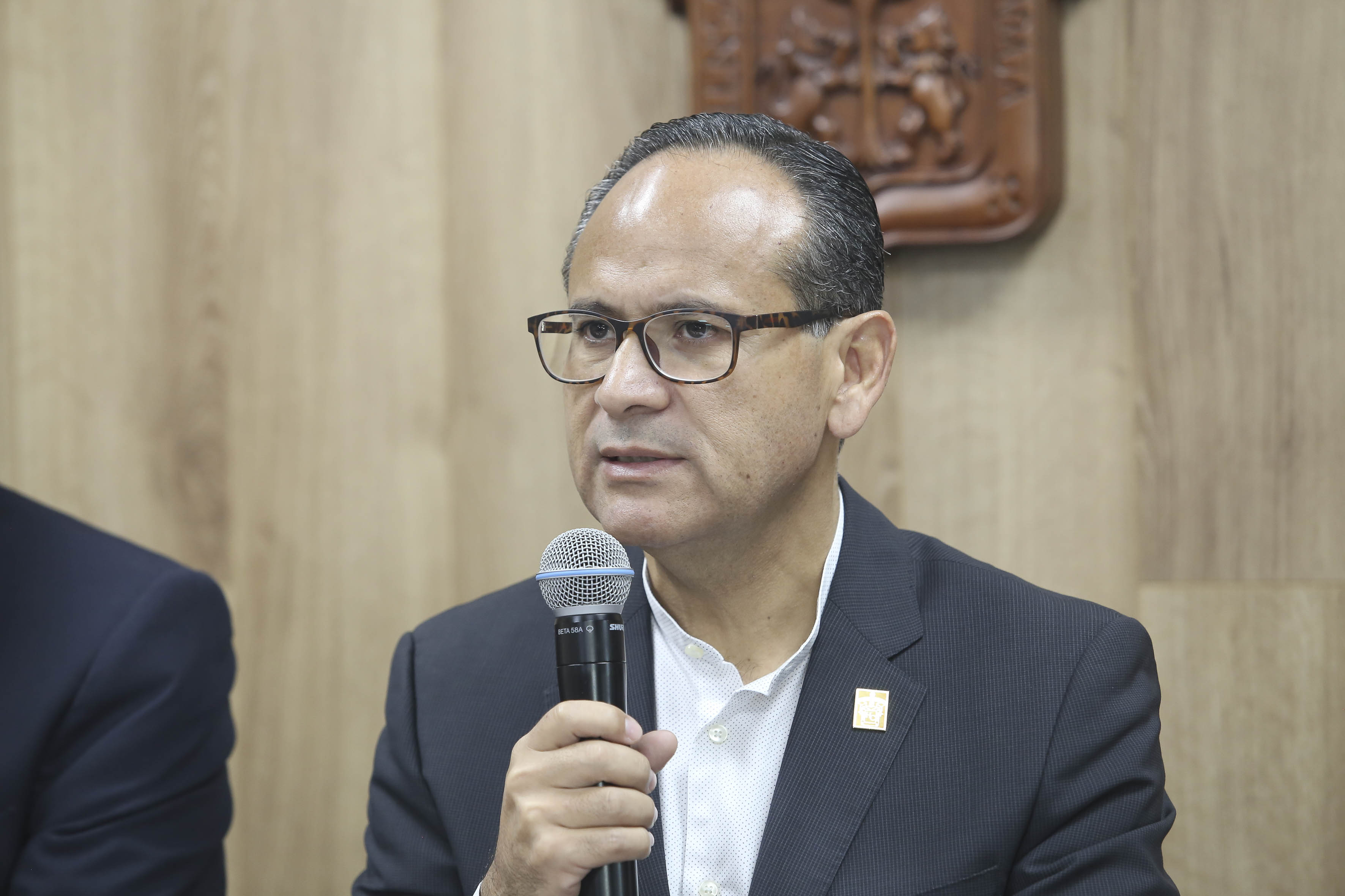 Dr. Hector Raúl Pérez Gómez haciendo uso de la voz