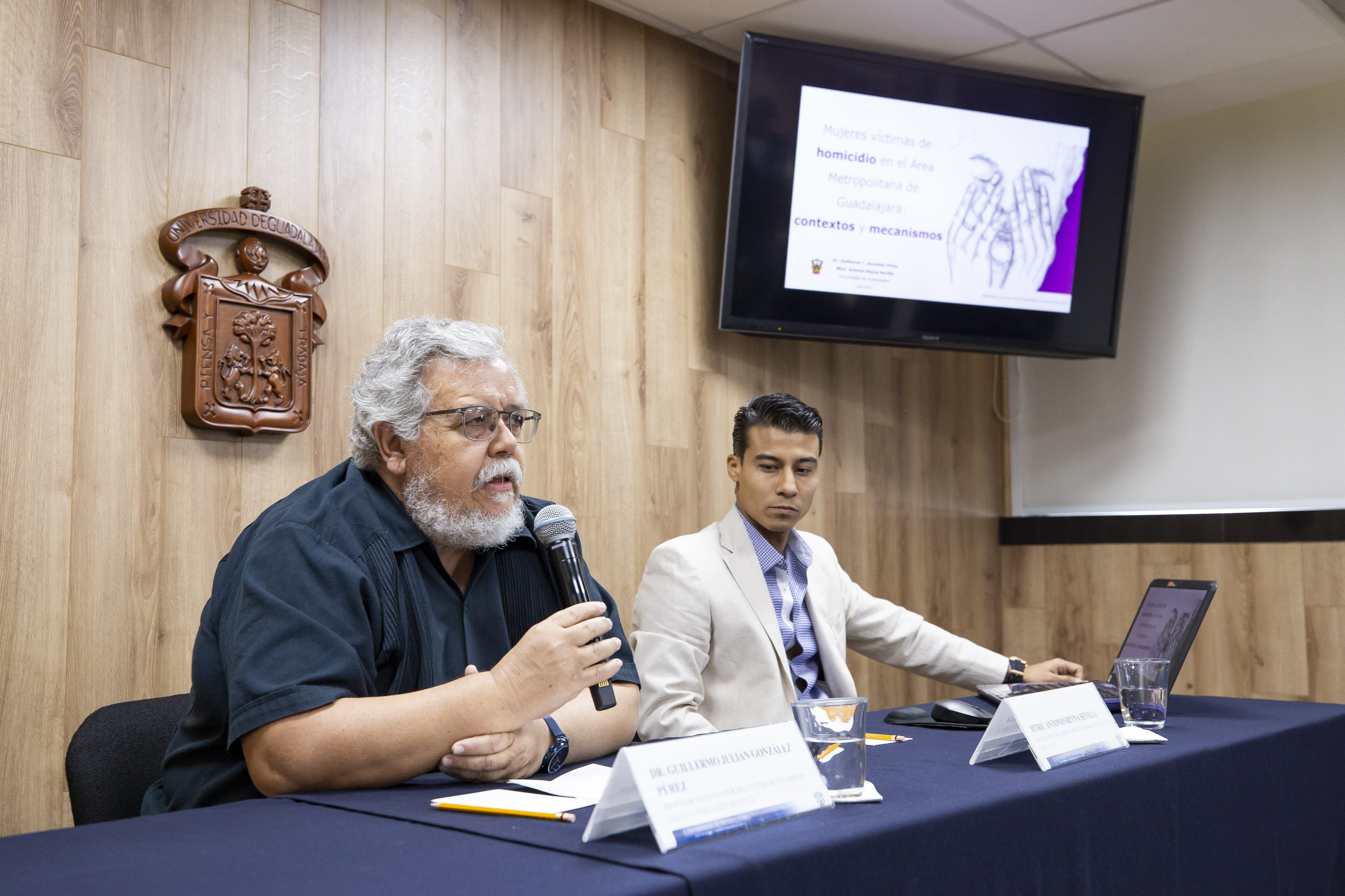 Dr. Guillermo González haciendo uso de la voz en rueda de prensa