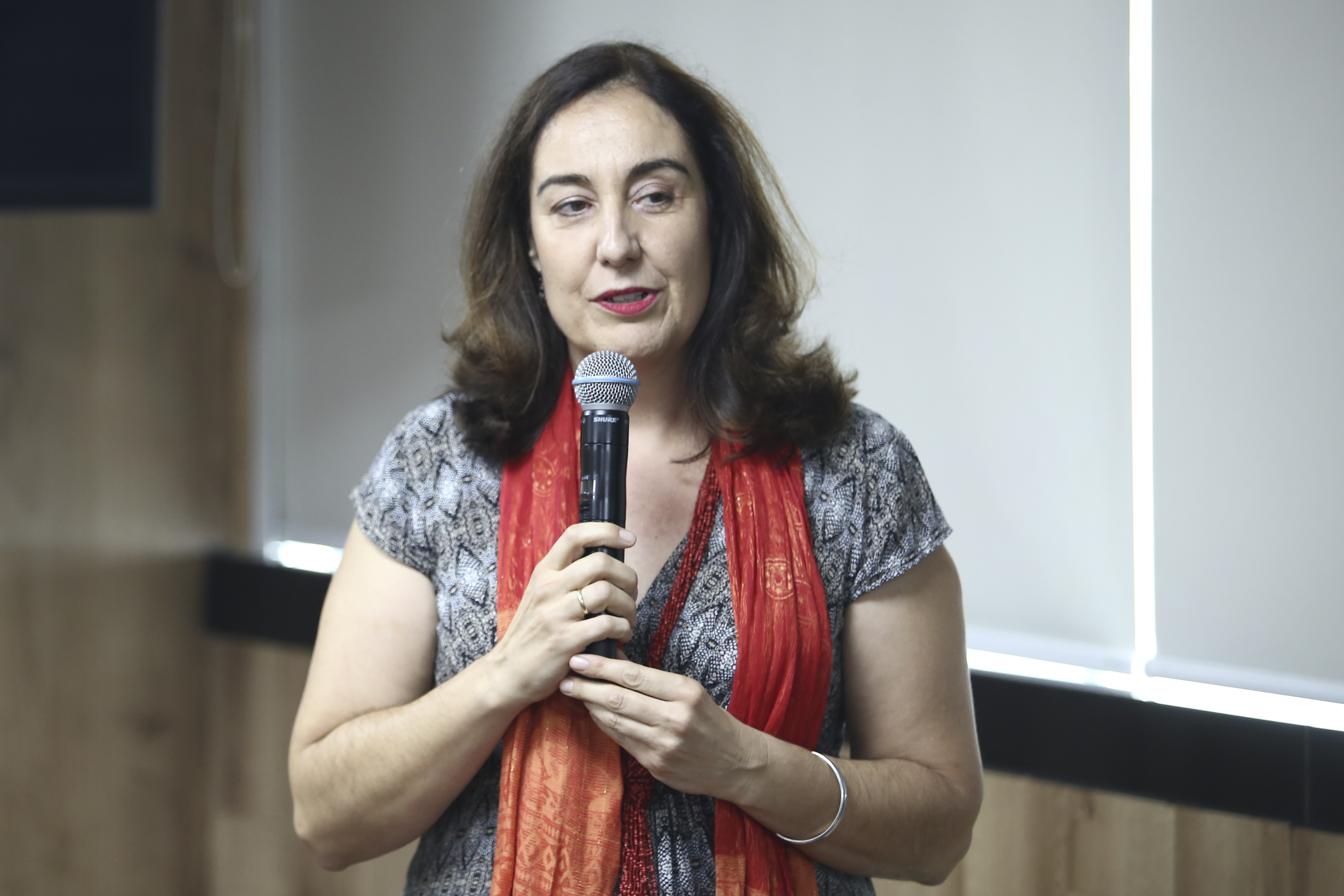 Dra Bárbara Vizmanos haciendo uso del micrófono en la rueda de prensa