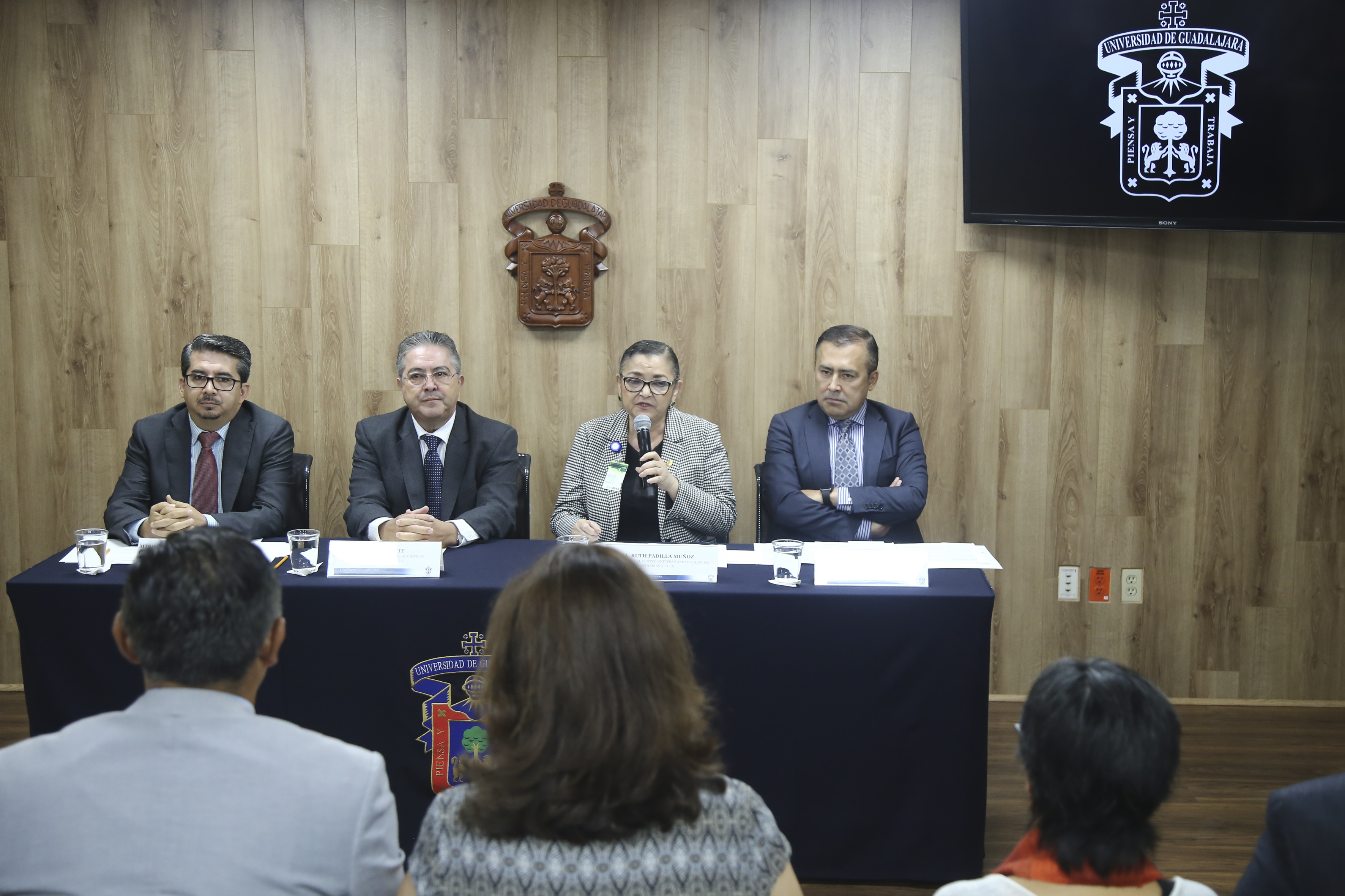 Miembros del presídium en rueda de prensa