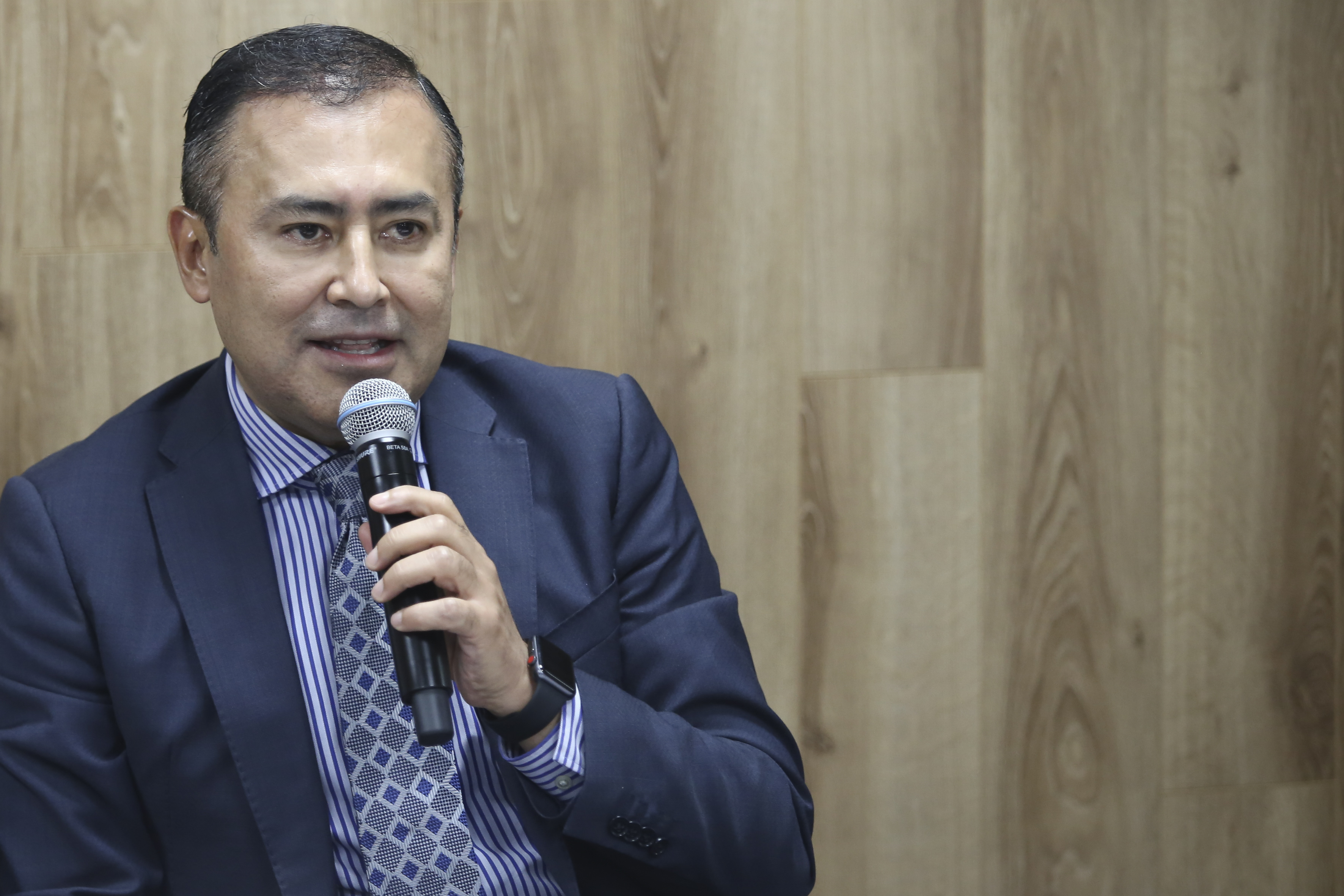 Dr. Jaime Andrade al micrófono en la rueda de prensa