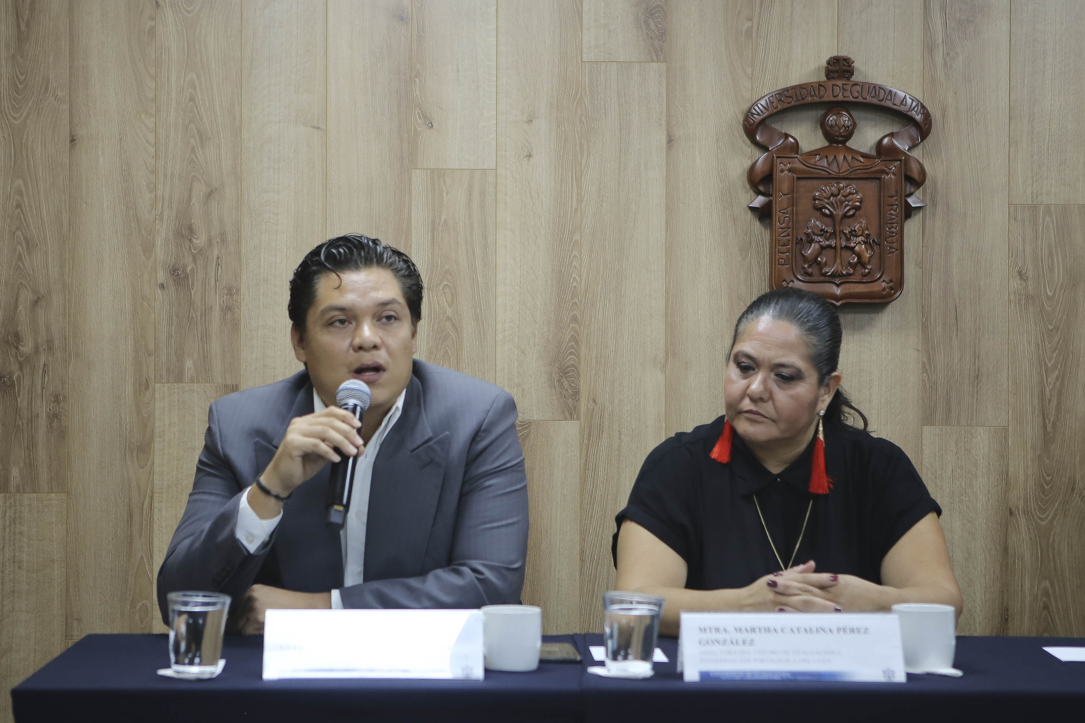 Psic. Víctor Orozco Estrada tomando la palabra en rueda de prensa